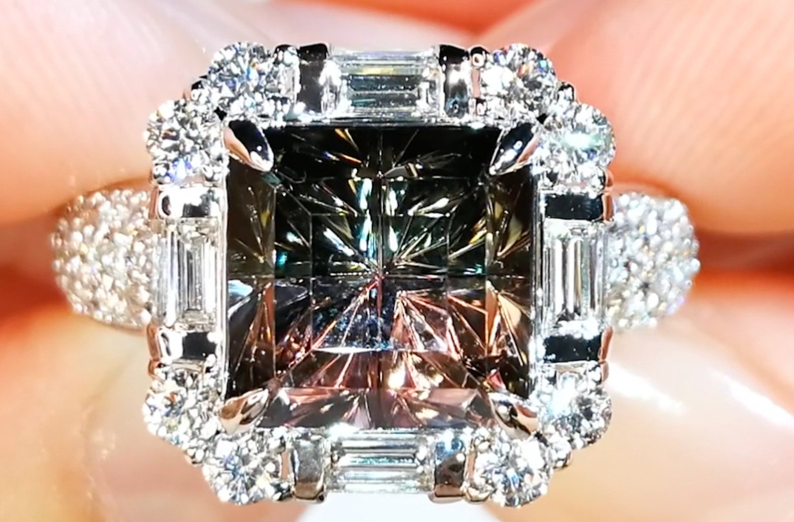 5.82ct Zweifarbiger Namibia Turmalin Ring mit D Flawless Diamanten, eingefasst in 18 Karat Weissgold