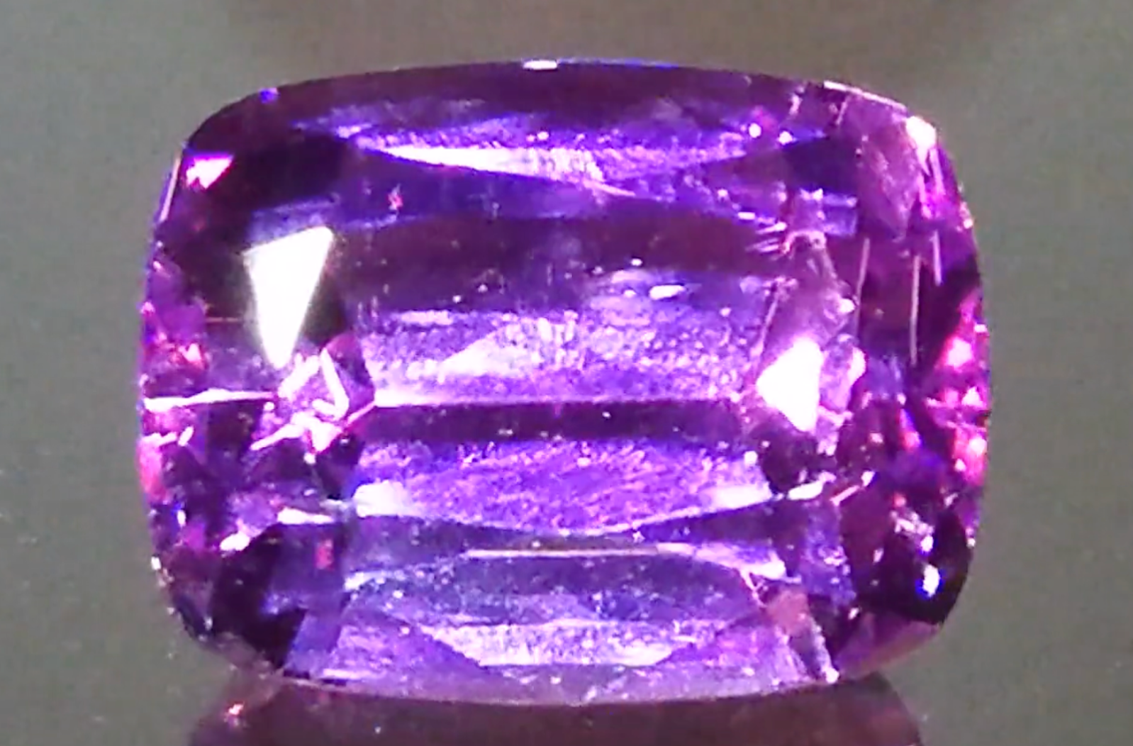 22.75ct Patroke Kunzit Ring mit D Flawless Diamanten, eingefasst in 18 Karat Weissgold