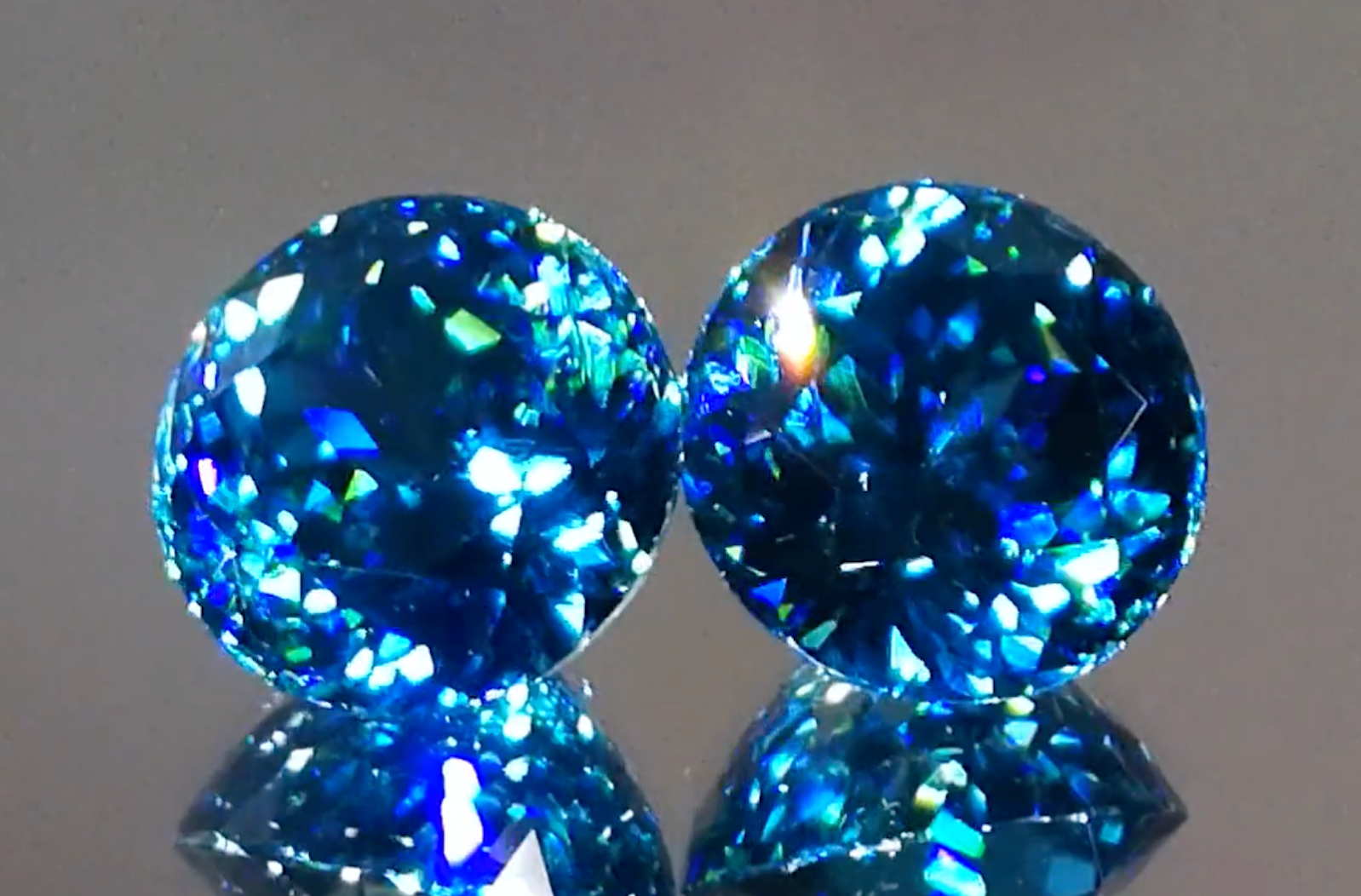 24.75ct blauer Zirkon Ohrringe mit D Flawless Diamanten, eingefasst in 18 Karat Weissgold