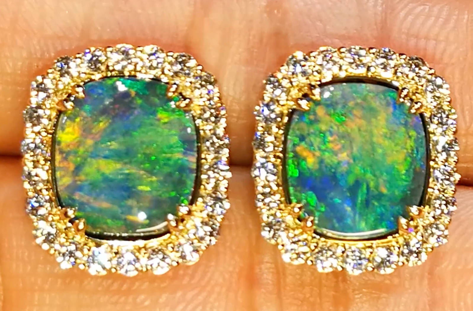 6.88ct Schwarzer Lightning Ridge Opal Ohrringe mit D Flawless Diamanten, eingefasst in 18 Karat Gelbgold