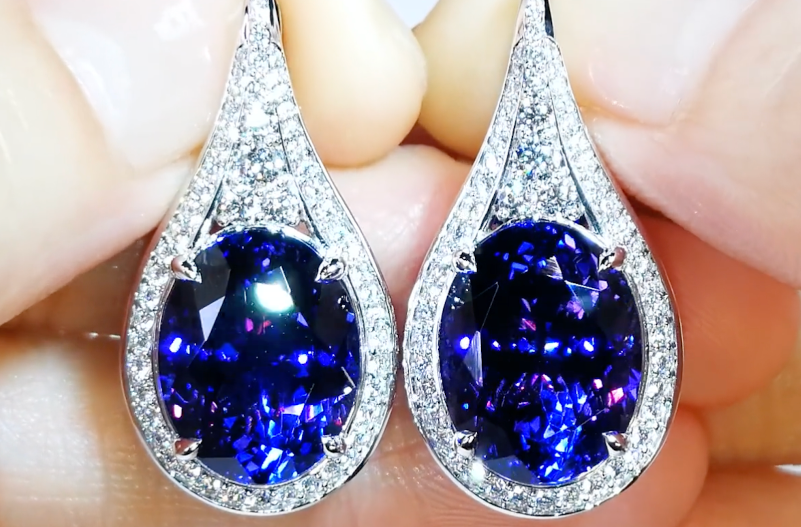 18.12ct Tansanit Ohrringe mit D Flawless Diamanten, eingefasst in 18 Karat Weissgold