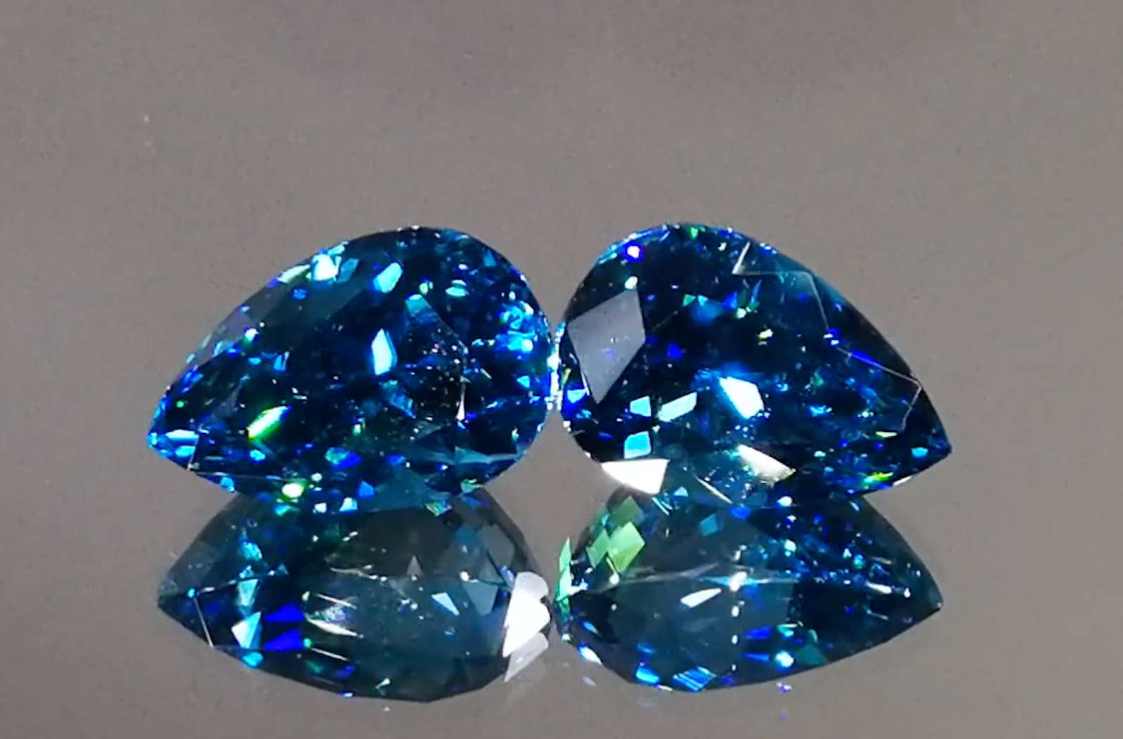 20.68ct blauer Zirkon Ohrringe mit D Flawless Diamanten, eingefasst in 18 Karat Gelbgold