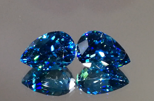 20.68ct blauer Zirkon Ohrringe mit D Flawless Diamanten, eingefasst in 18 Karat Gelbgold