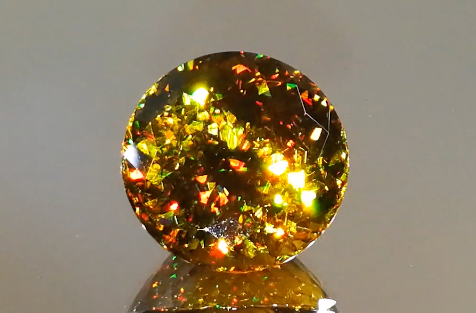 21.94ct Madagaskar Sphen Halskette mit D Flawless Diamanten, eingefasst in 18 Karat Gelbgold