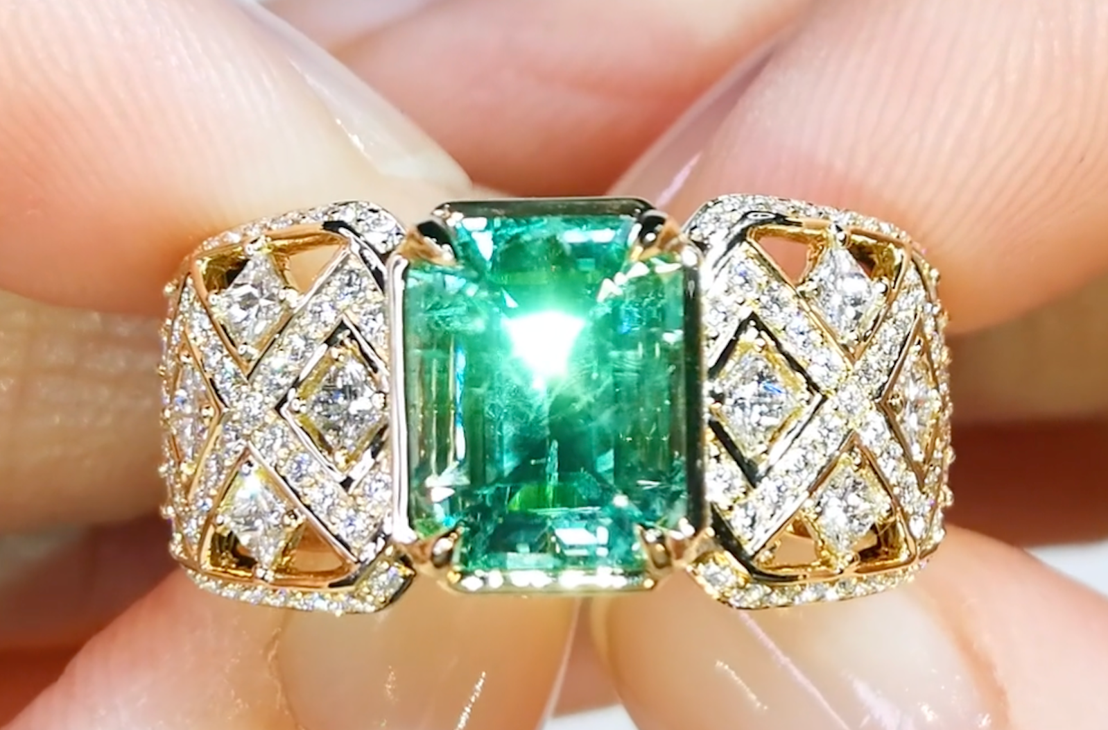 2.28ct ölfreier russischer Smaragd Ring mit D Flawless Diamanten, eingefasst in 18 Karat Gelbgold
