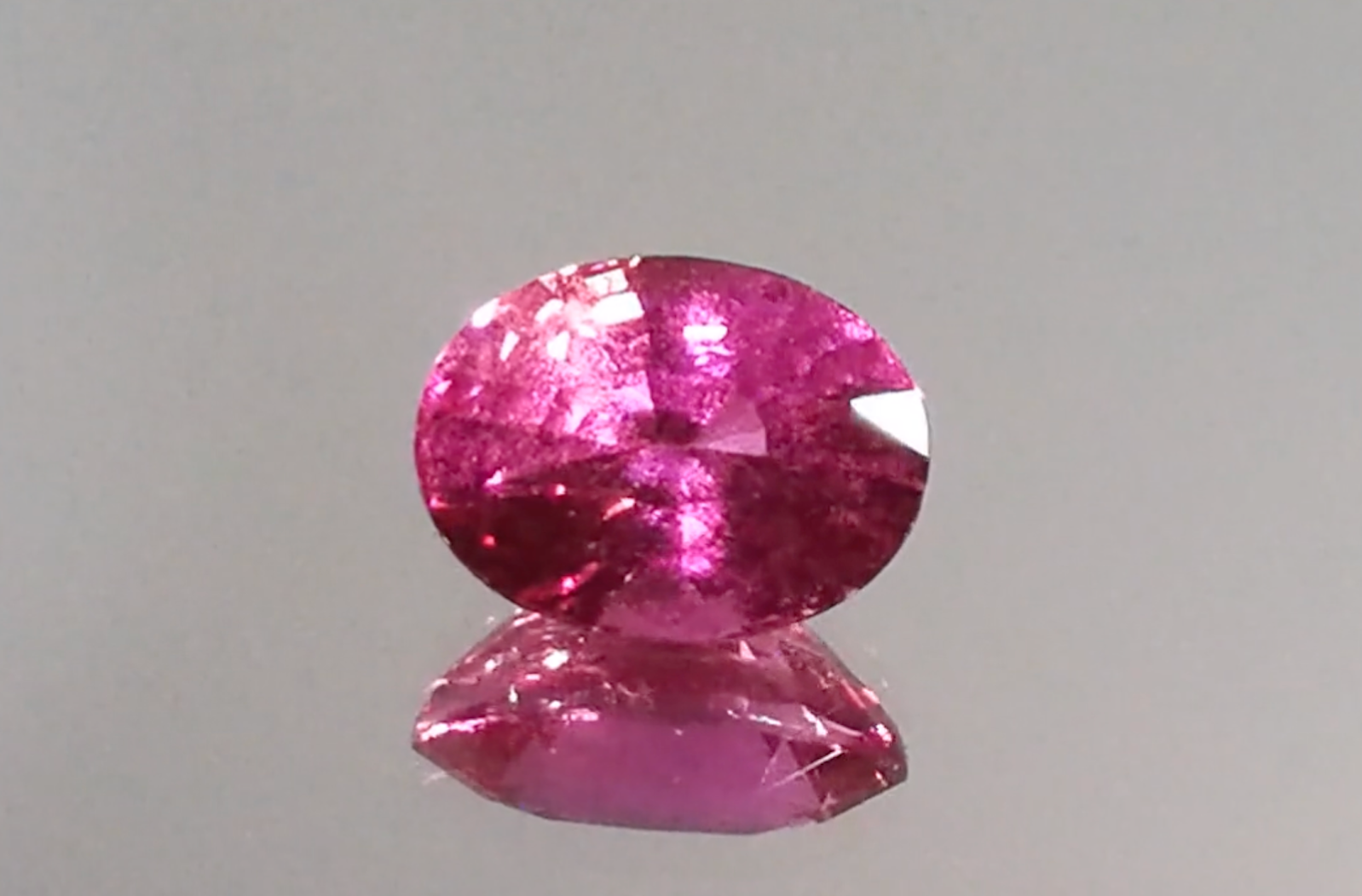4.00ct nicht erhitzter vivid pinker Saphir Ring mit D Flawless Diamanten, eingefasst in 18 Karat Weissgold