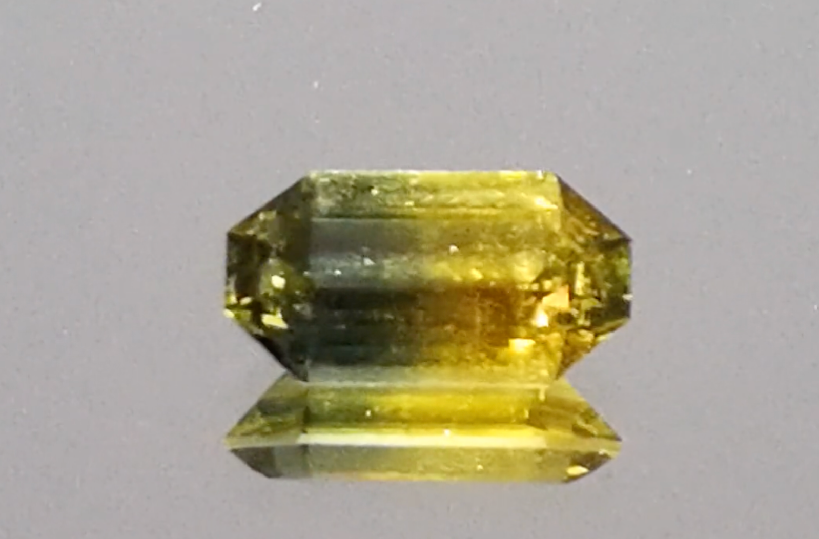1.94ct nicht erhitzter zweifarbiger Saphir Ring mit D Flawless Diamanten, eingefasst in 18 Karat Gelbgold