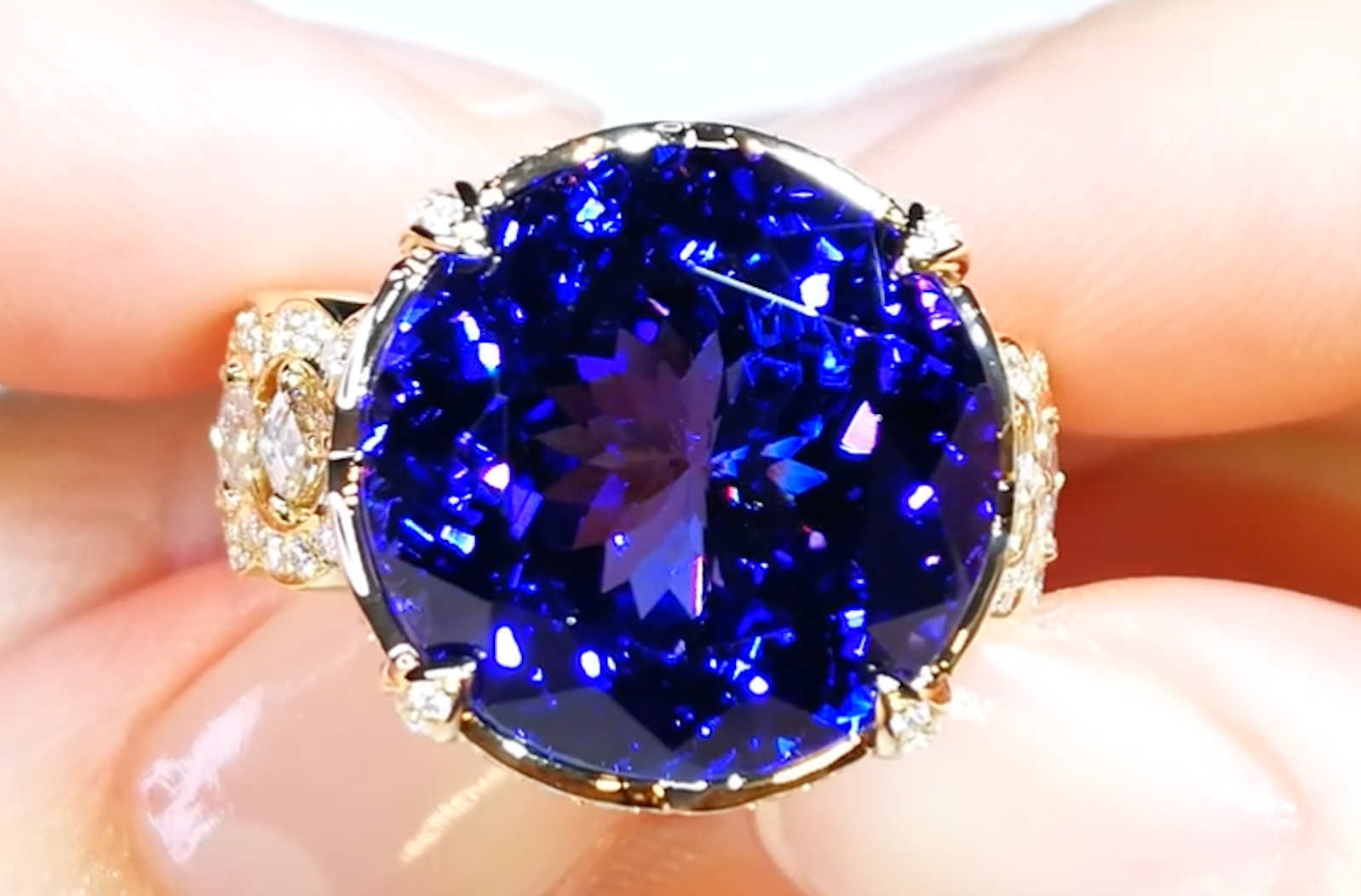 18.66ct Tansanit Ring mit D Flawless Diamanten, eingefasst in 18 Karat Gelbgold