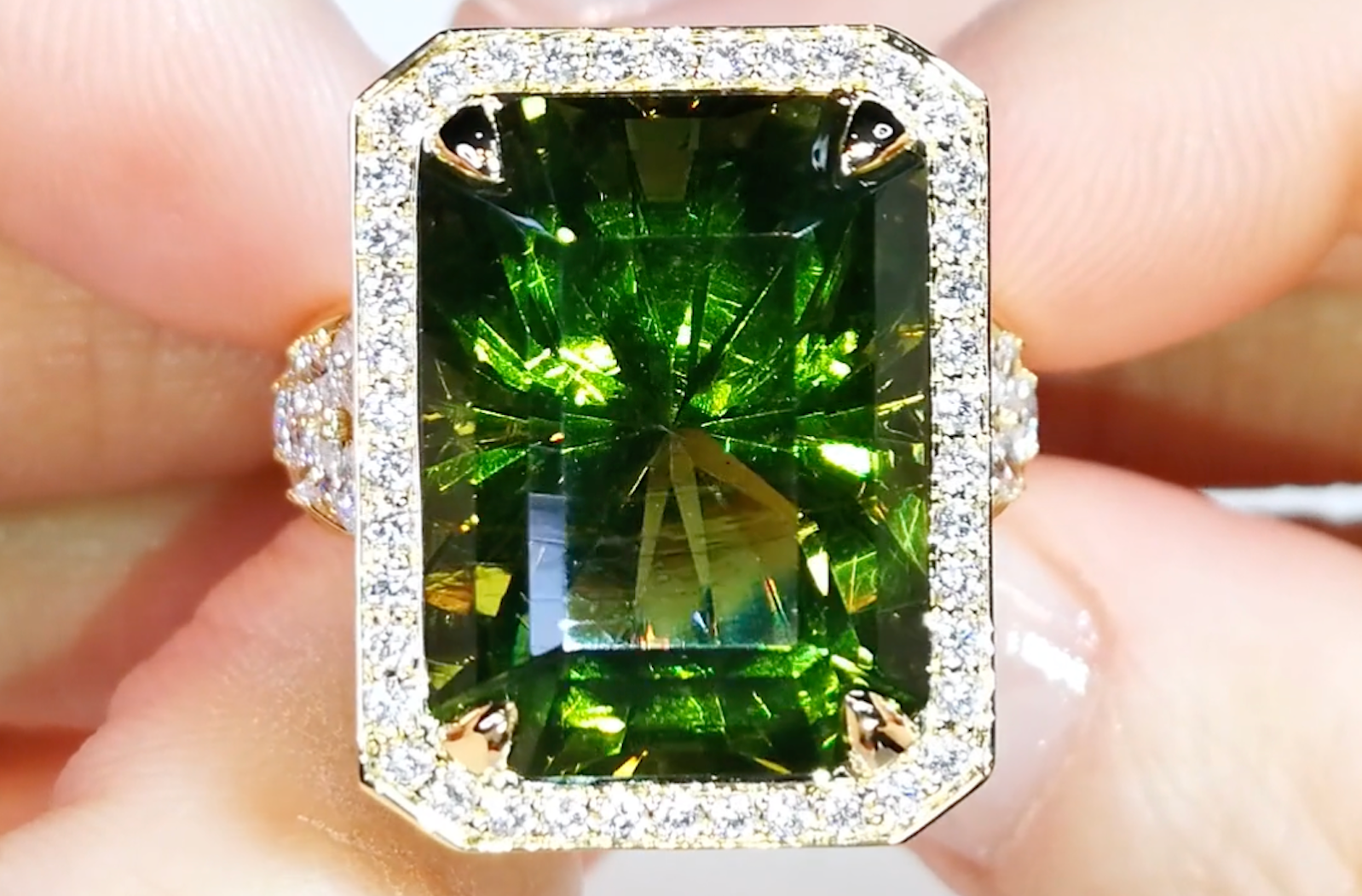7.36ct Antiker dominikanischer grüner Bernstein Ring mit D Flawless Diamanten, eingefasst in 18 Karat Gelbgold