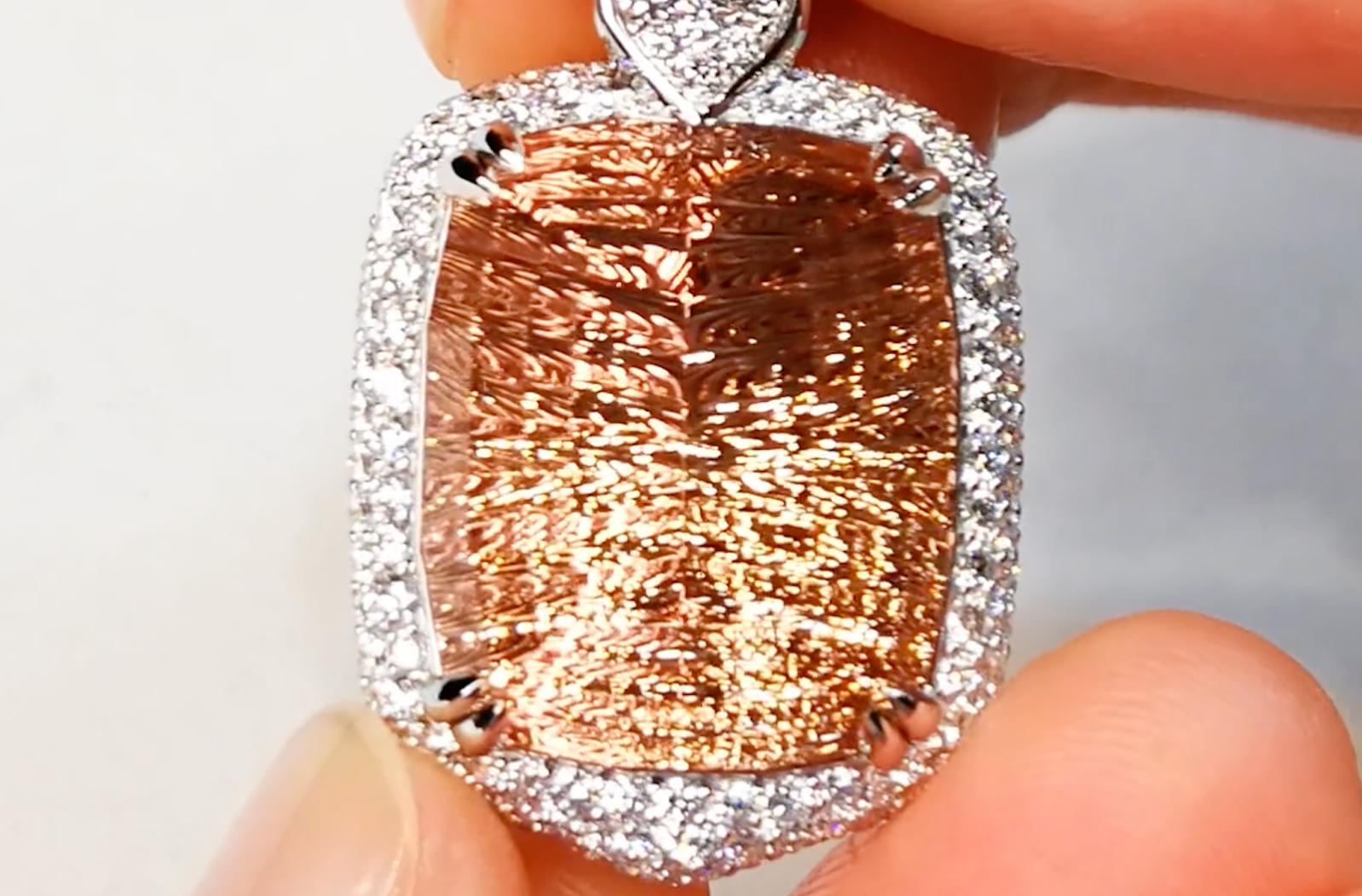 29.40ct Zweifarbiger Nigeria Morganit Halskette mit D Flawless Diamanten, eingefasst in 18 Karat Weissgold