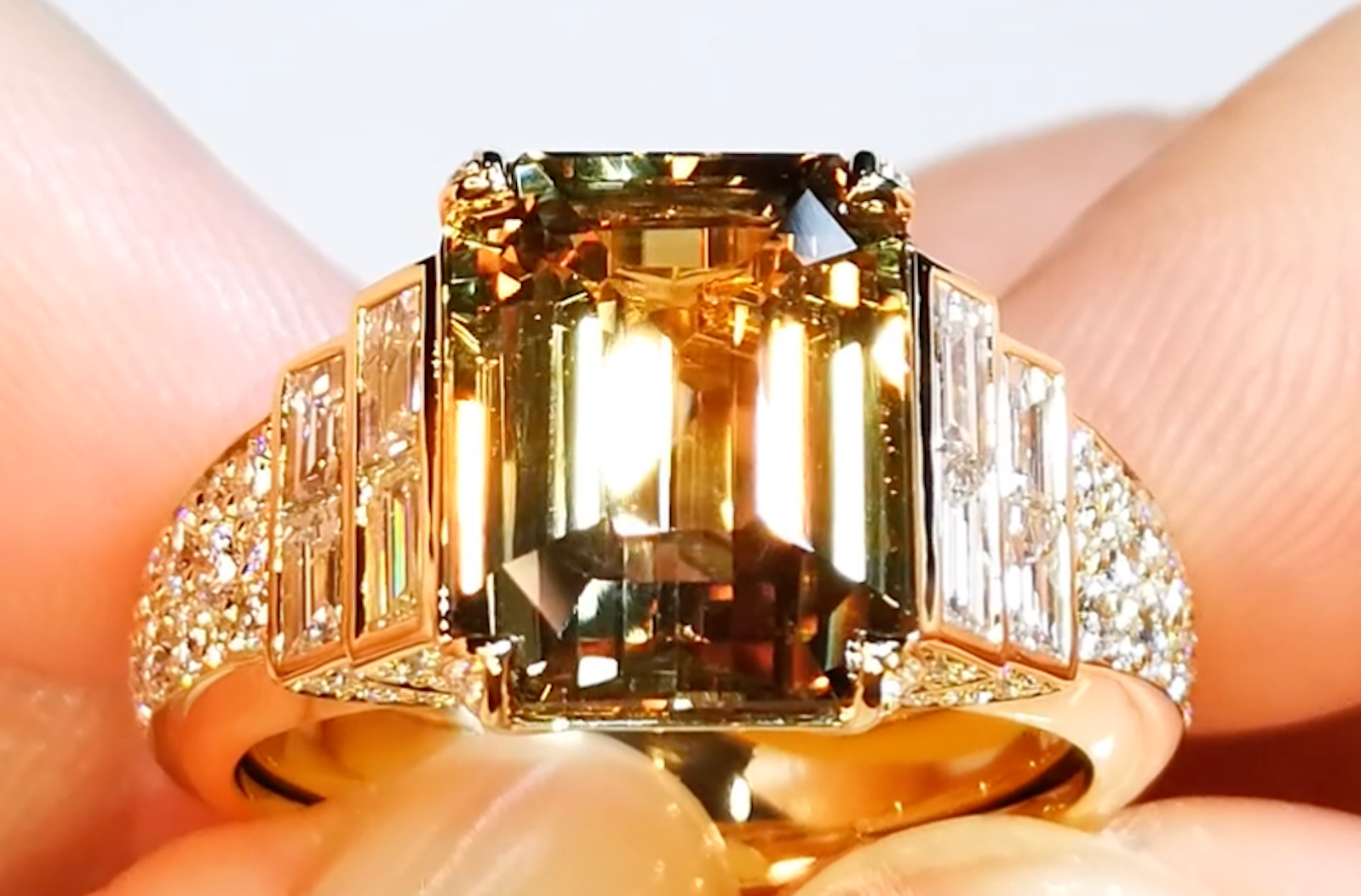 6.09ct nicht erhitzter zweifarbiger Saphir Ring mit D Flawless Diamanten, eingefasst in 18 Karat Gelbgold