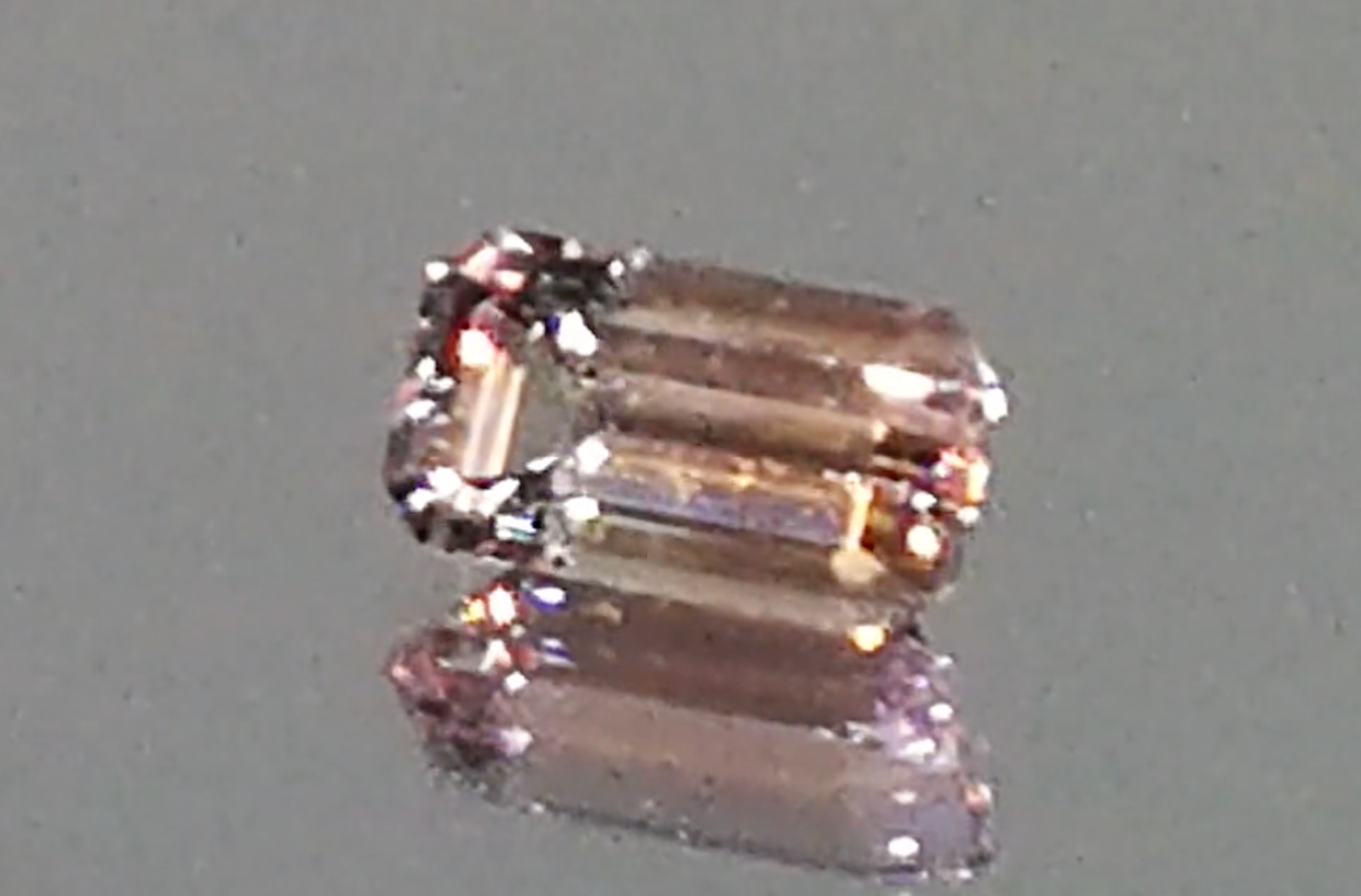 2.59ct pinker Tansanit Ring mit D Flawless Diamanten, eingefasst in 18 Karat Weissgold