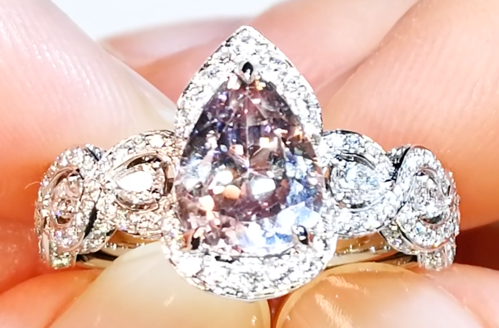2.21ct pinker Tansanit Ring mit D Flawless Diamanten, eingefasst in 18 Karat Weissgold