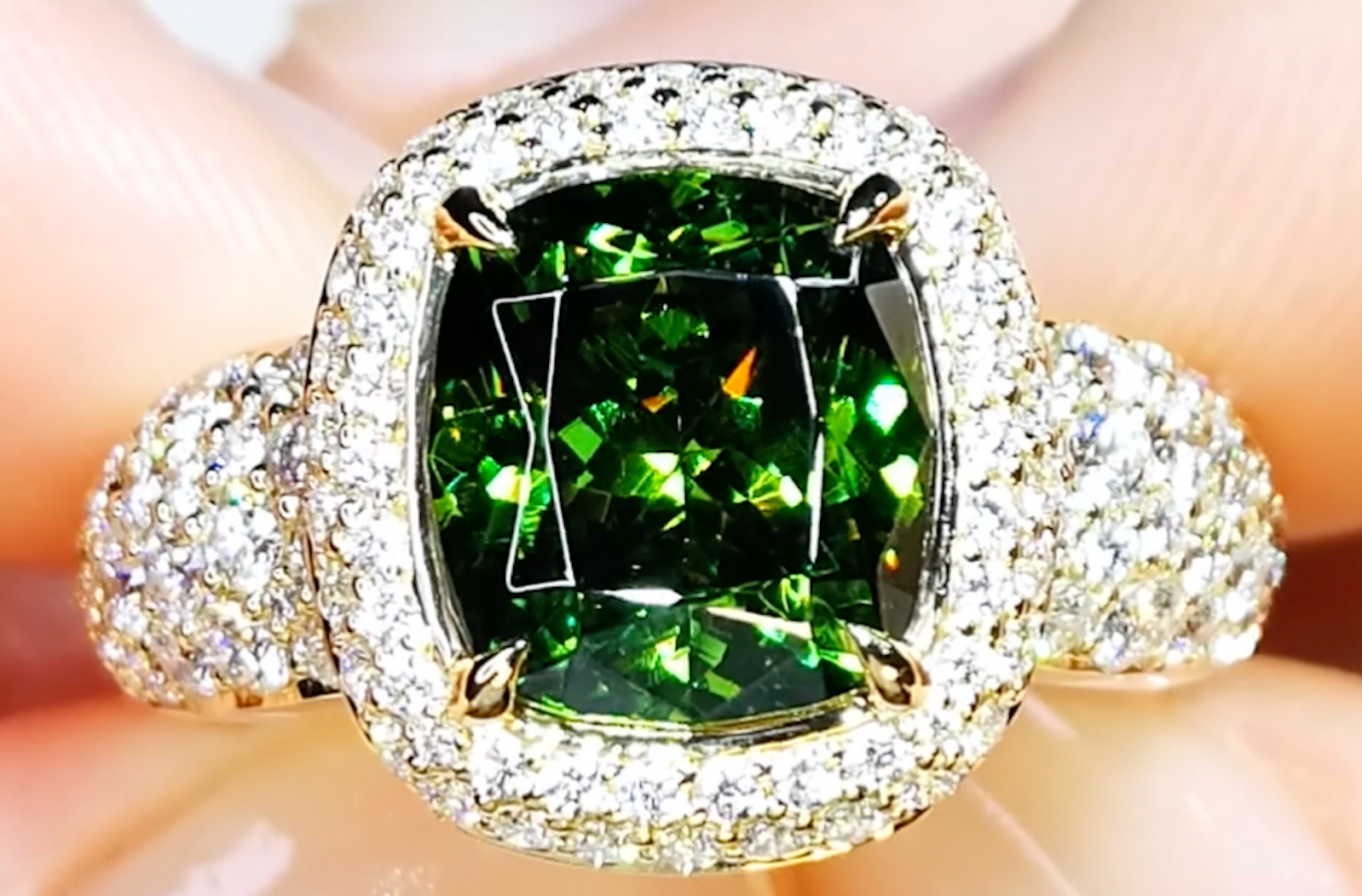 4.00ct Neon Chrom Sphalerit Ring mit D Flawless Diamanten, eingefasst in 18 Karat Gelbgold
