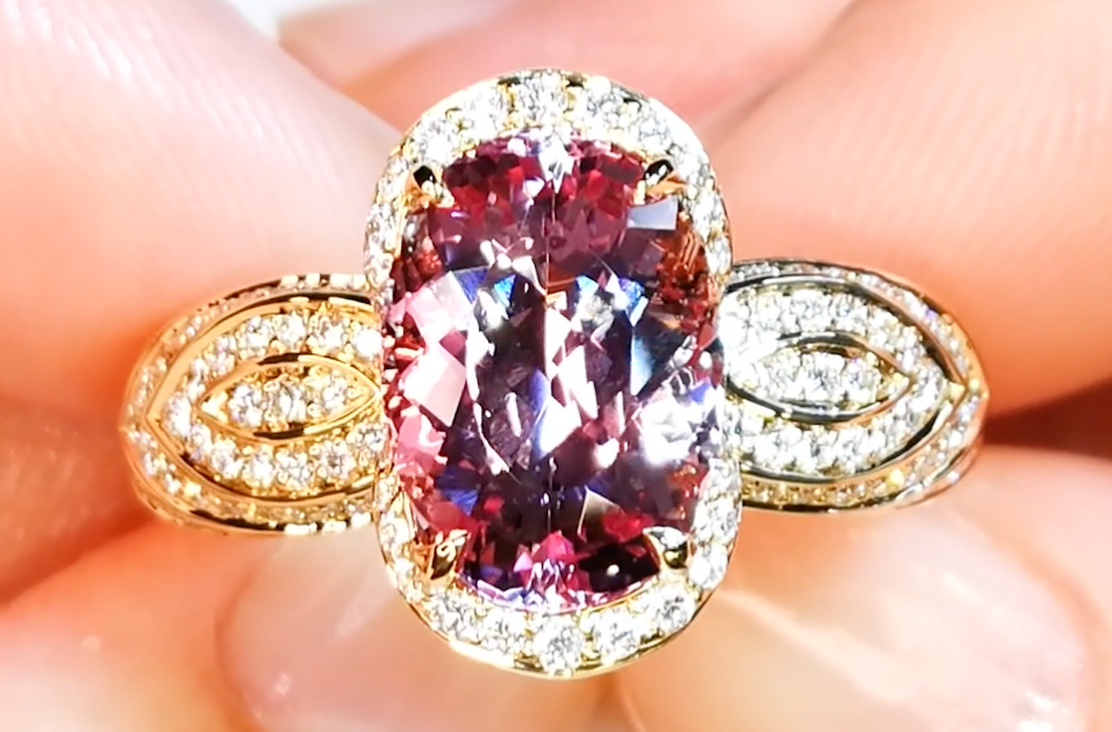 4.07ct Luprenreiner pinker brasilianischer Vermillion Imperial Topas Ring mit D Flawless Diamanten, eingefasst in 18 Karat Gelbgold