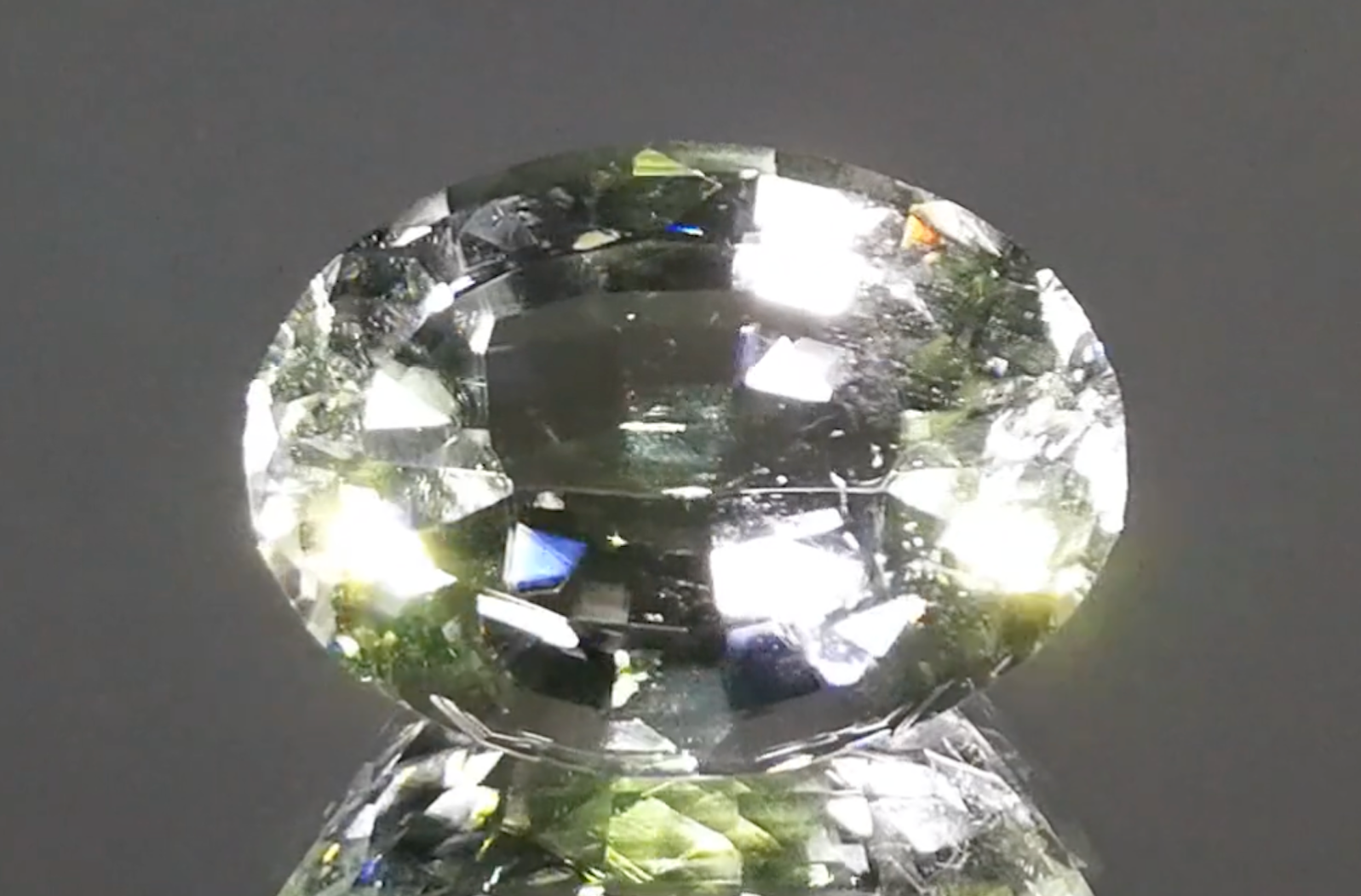 13.57ct Rekord USA Datolit Ring mit D Flawless Diamanten, eingefasst in 18 Karat Gelbgold