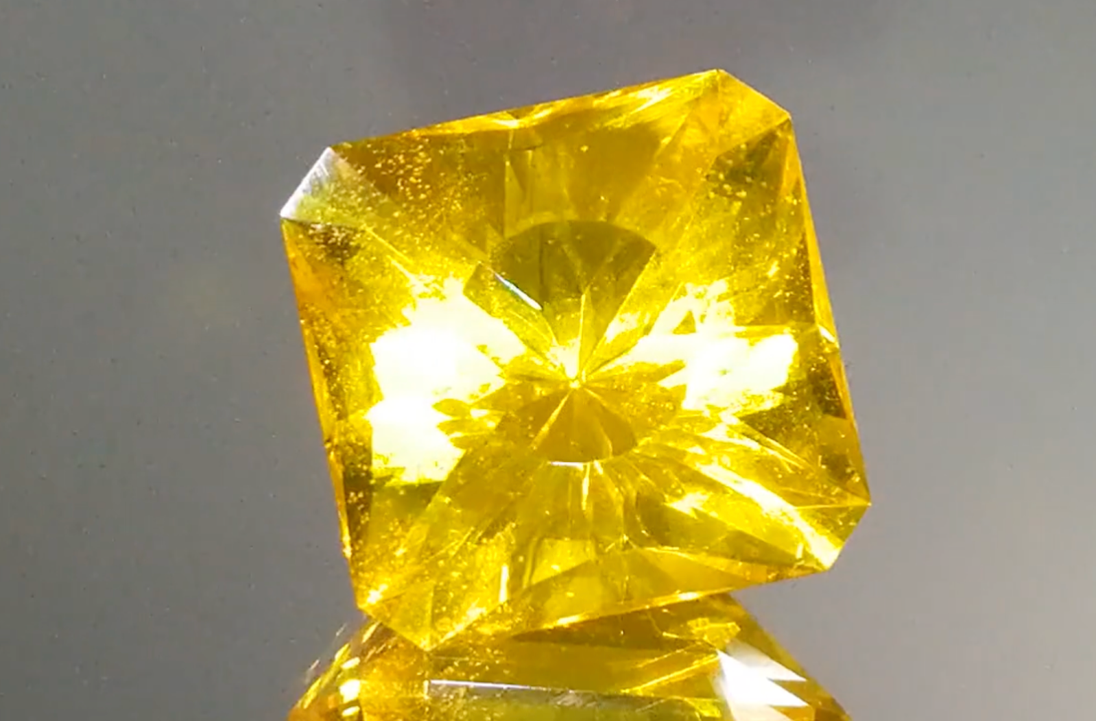 15.78ct Antiker dominikanischer gelber Bernstein Halskette mit D Flawless Diamanten, eingefasst in 18 Karat Gelbgold