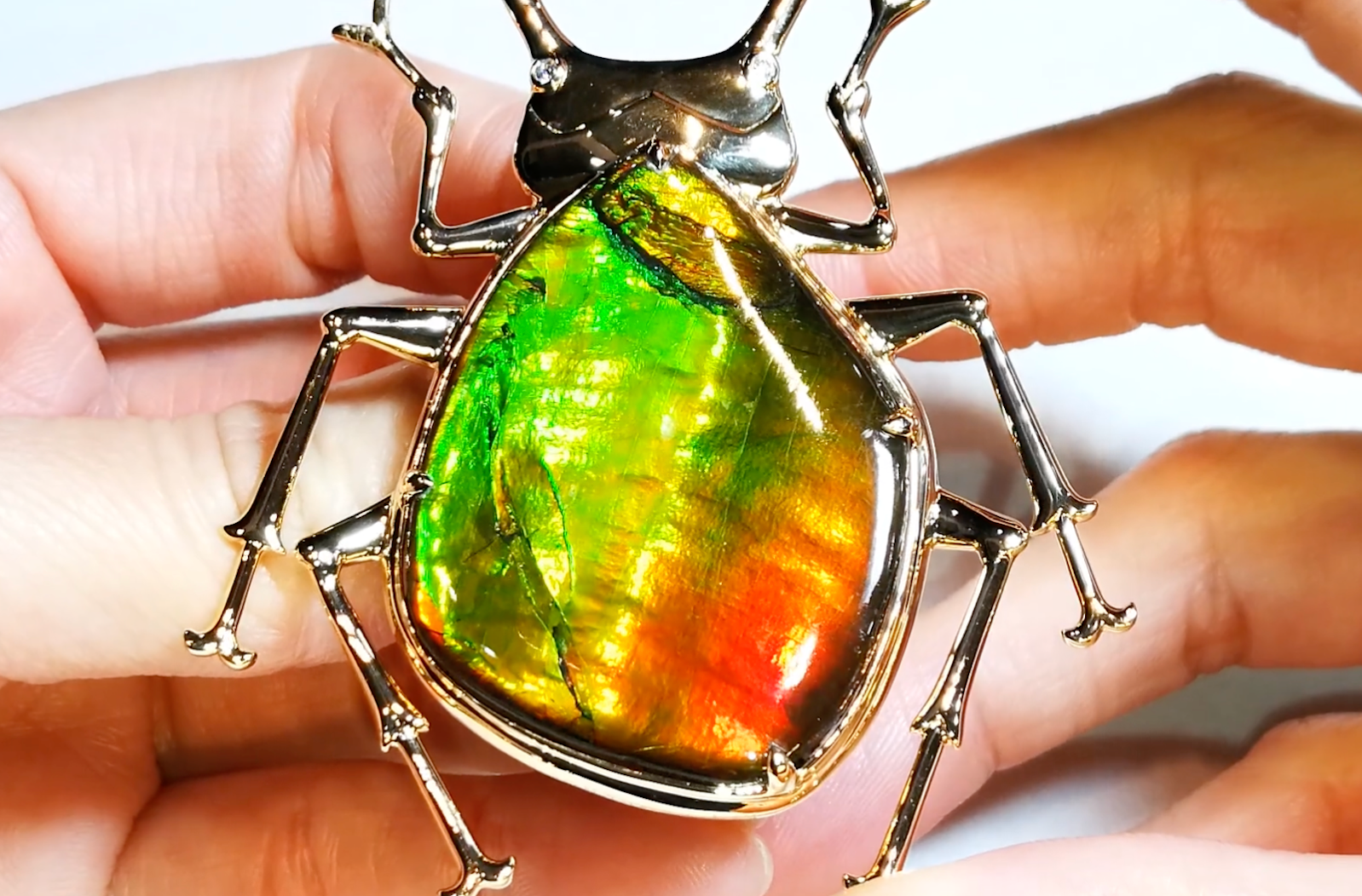 49.23ct Kanadischer Natur Ammolit Brosche mit D Flawless Diamanten, eingefasst in 18 Karat Gelbgold