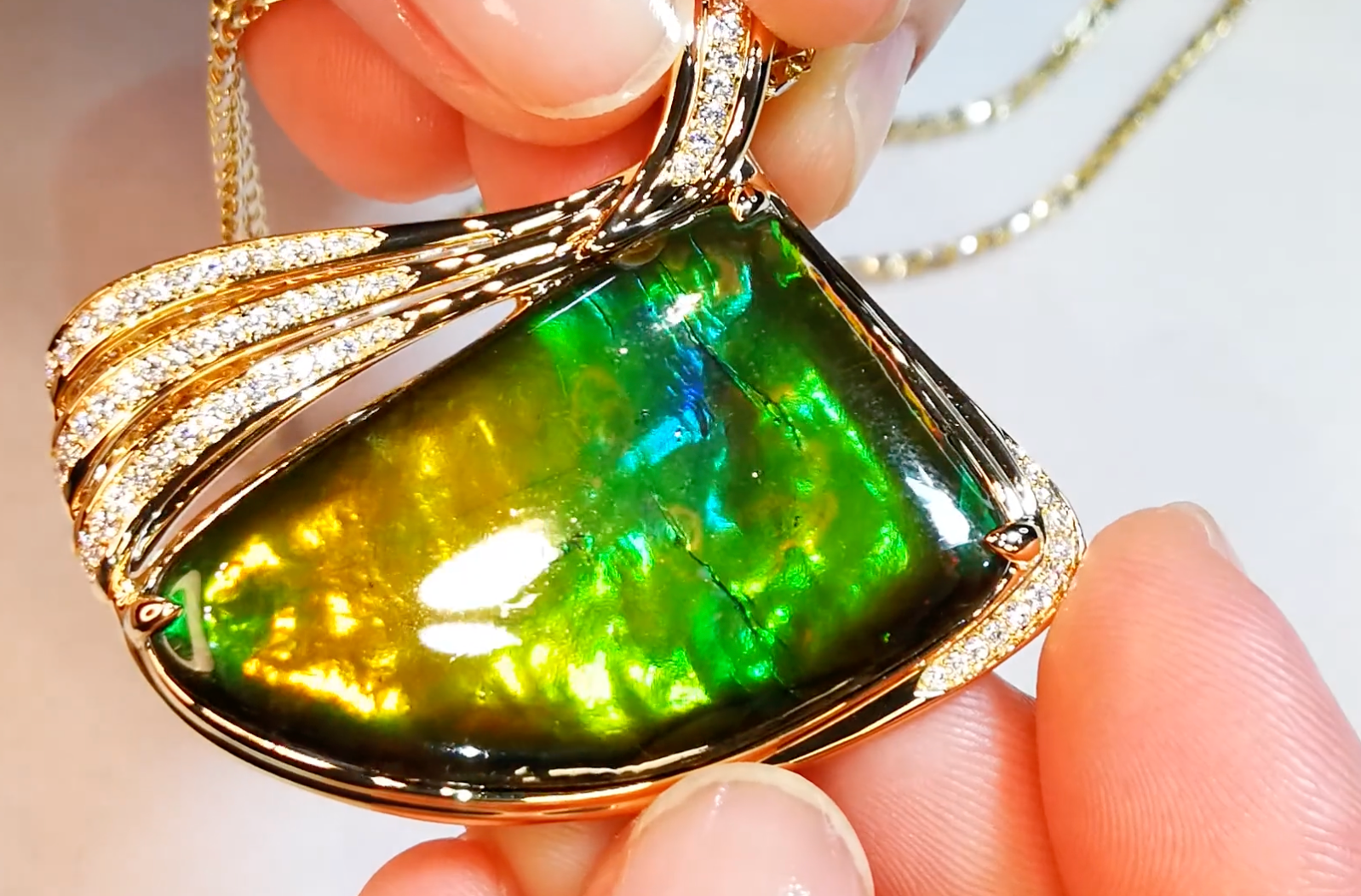38.35ct Kanadischer Natur Ammolit Halskette mit D Flawless Diamanten, eingefasst in 18 Karat Gelbgold