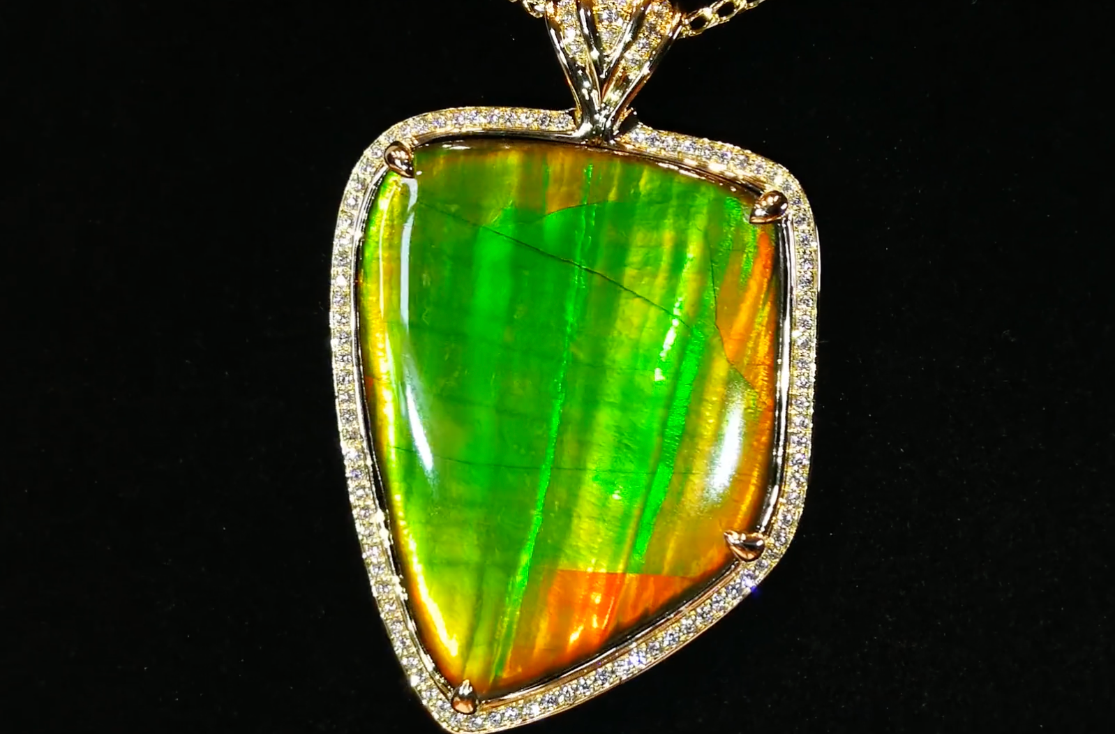 62.87ct Kanadischer Natur Ammolit Halskette mit D Flawless Diamanten, eingefasst in 18 Karat Gelbgold