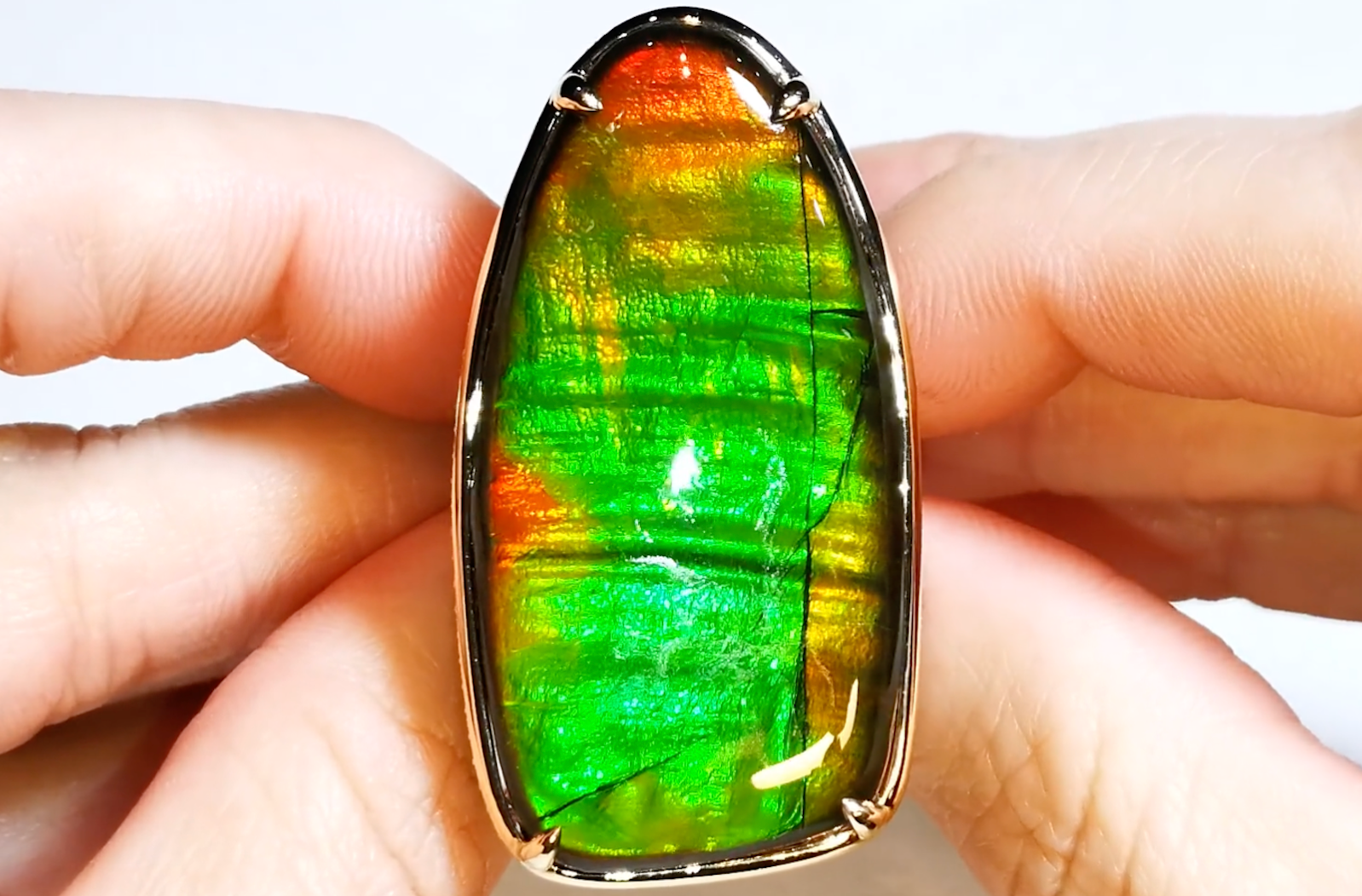 37.43ct Kanadischer Natur Ammolit Ring mit D Flawless Diamanten, eingefasst in 18 Karat Gelbgold