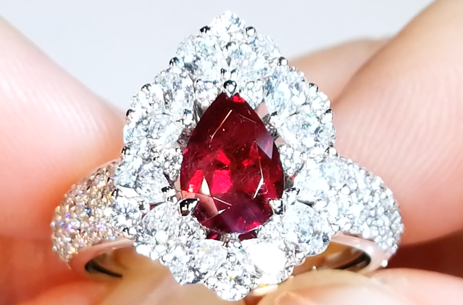 0.97ct Ölfreier roter Bixbit Beryll Ring mit D Flawless Diamanten, eingefasst in 18 Karat Weissgold