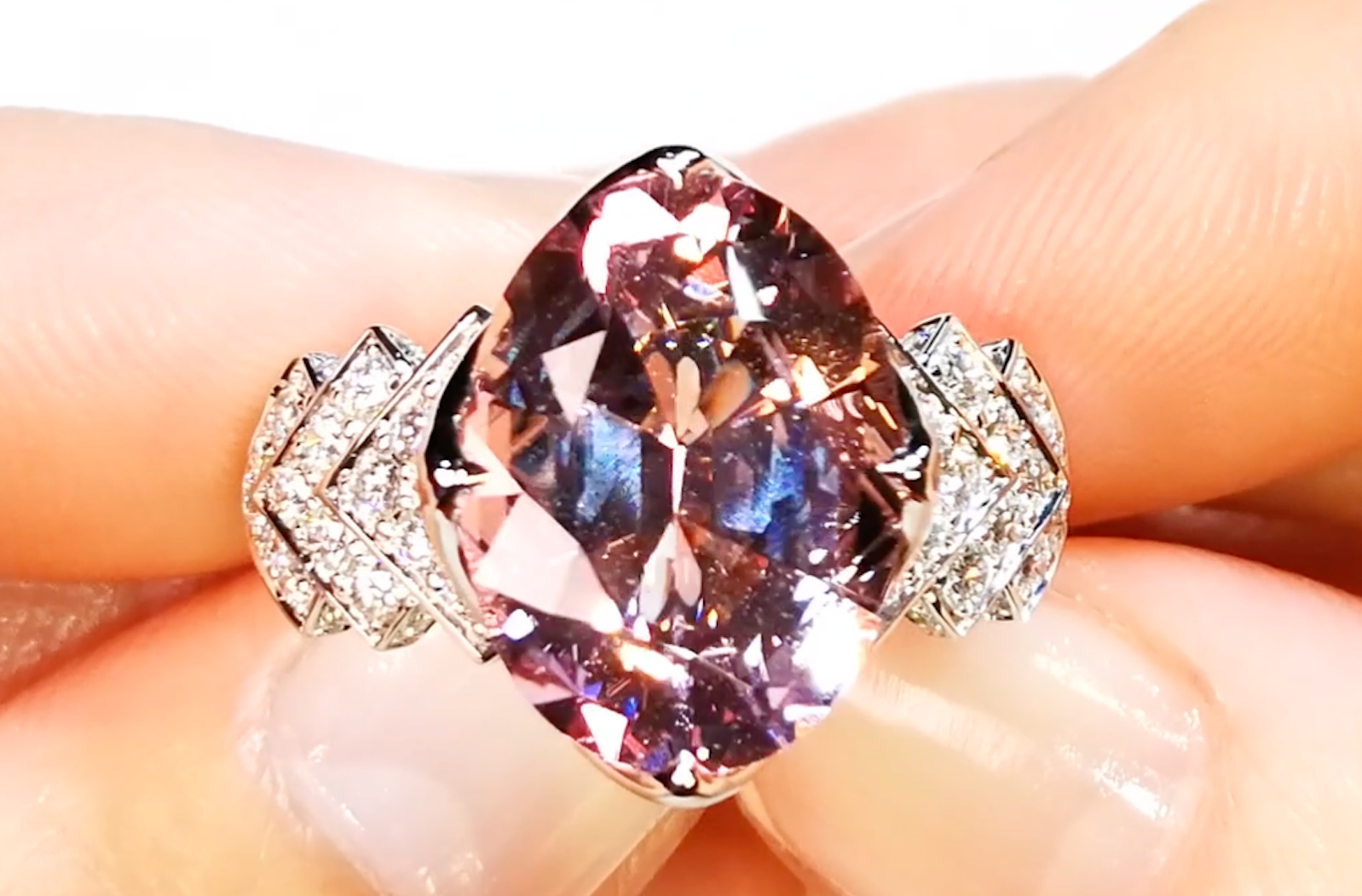 6.88ct Madagaskar Morganit Ring mit D Flawless Diamanten, eingefasst in 18 Karat Weissgold