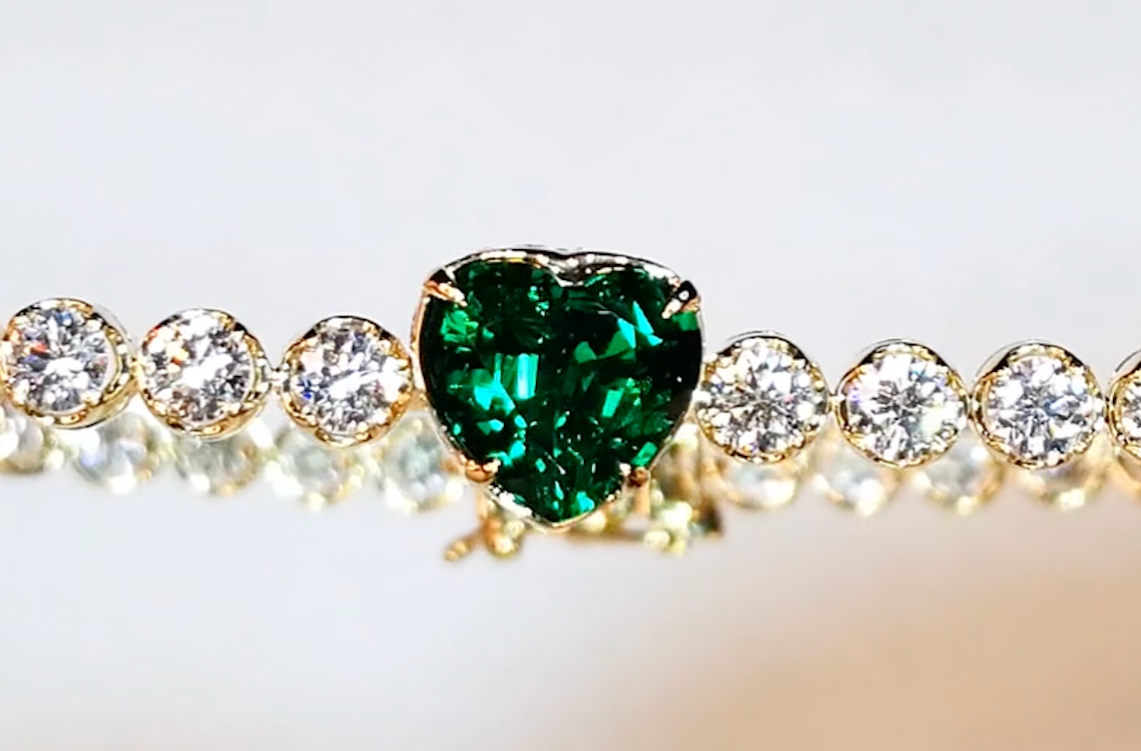 1.46ct russischer Smaragd Armband mit D Flawless Diamanten, eingefasst in 18 Karat Gelbgold