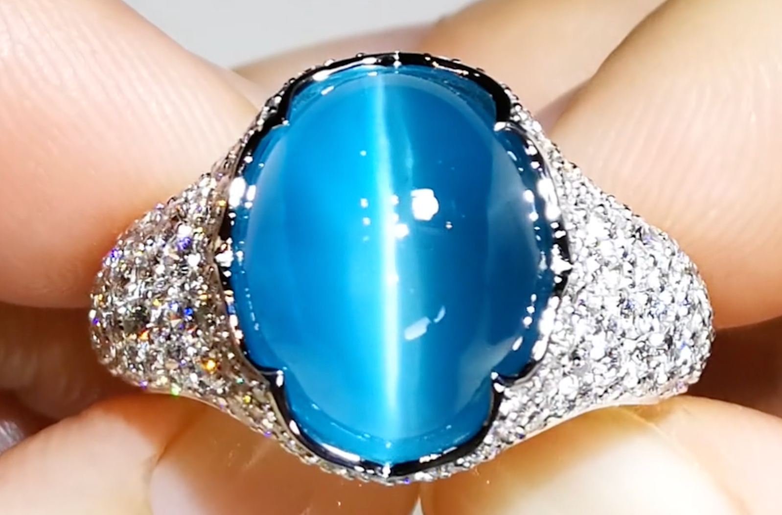 9.88ct Brasilianischer Neon Katzenauge Apatit Ring mit D Flawless Diamanten, eingefasst in 18 Karat Weissgold