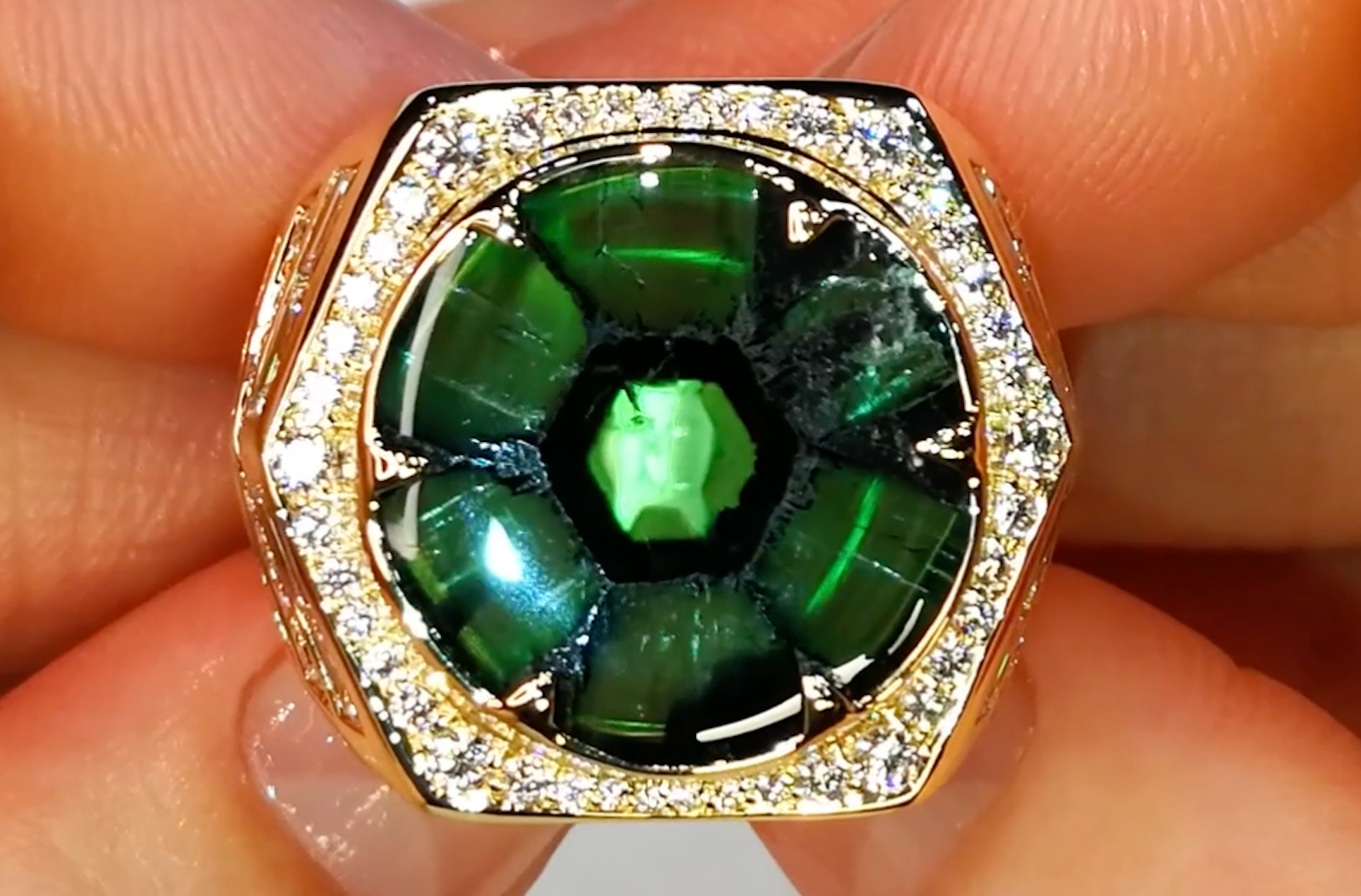 14.68ct Vivid grüner kolumbianischer Muzo Trapiche Smaragd Ring mit D Flawless Diamanten, eingefasst in 18 Karat Gelbgold