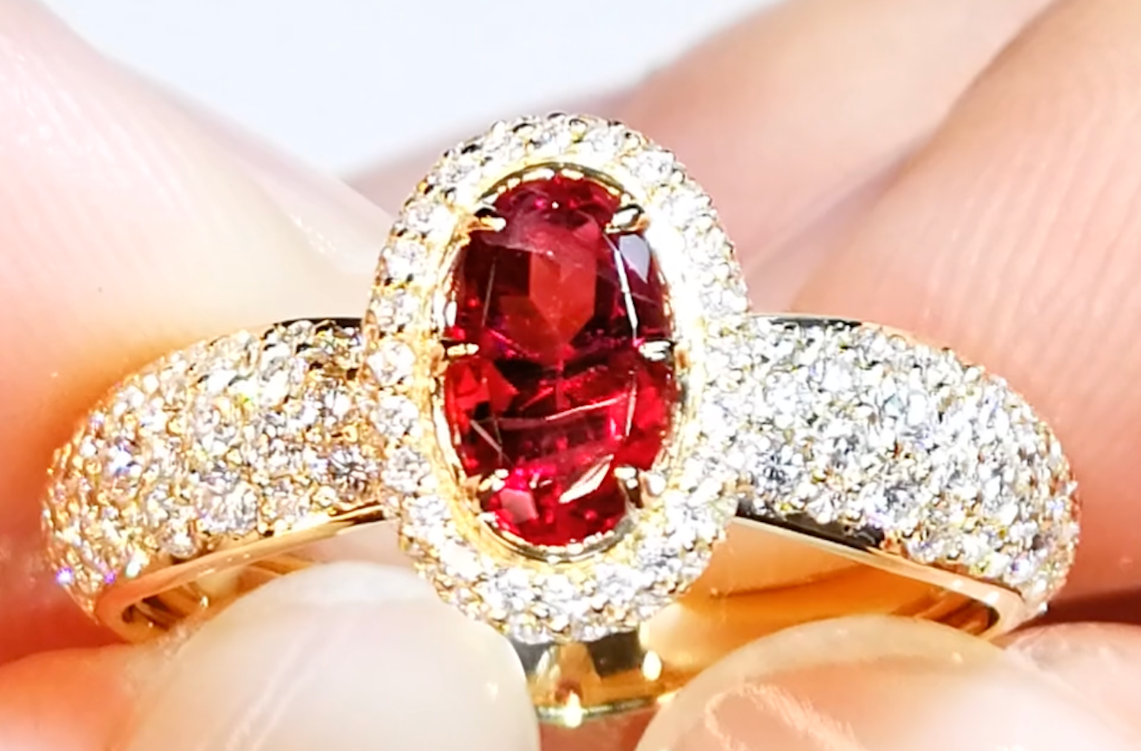 0.57ct Ölfreier roter Bixbit Beryll Ring mit D Flawless Diamanten, eingefasst in 18 Karat Gelbgold