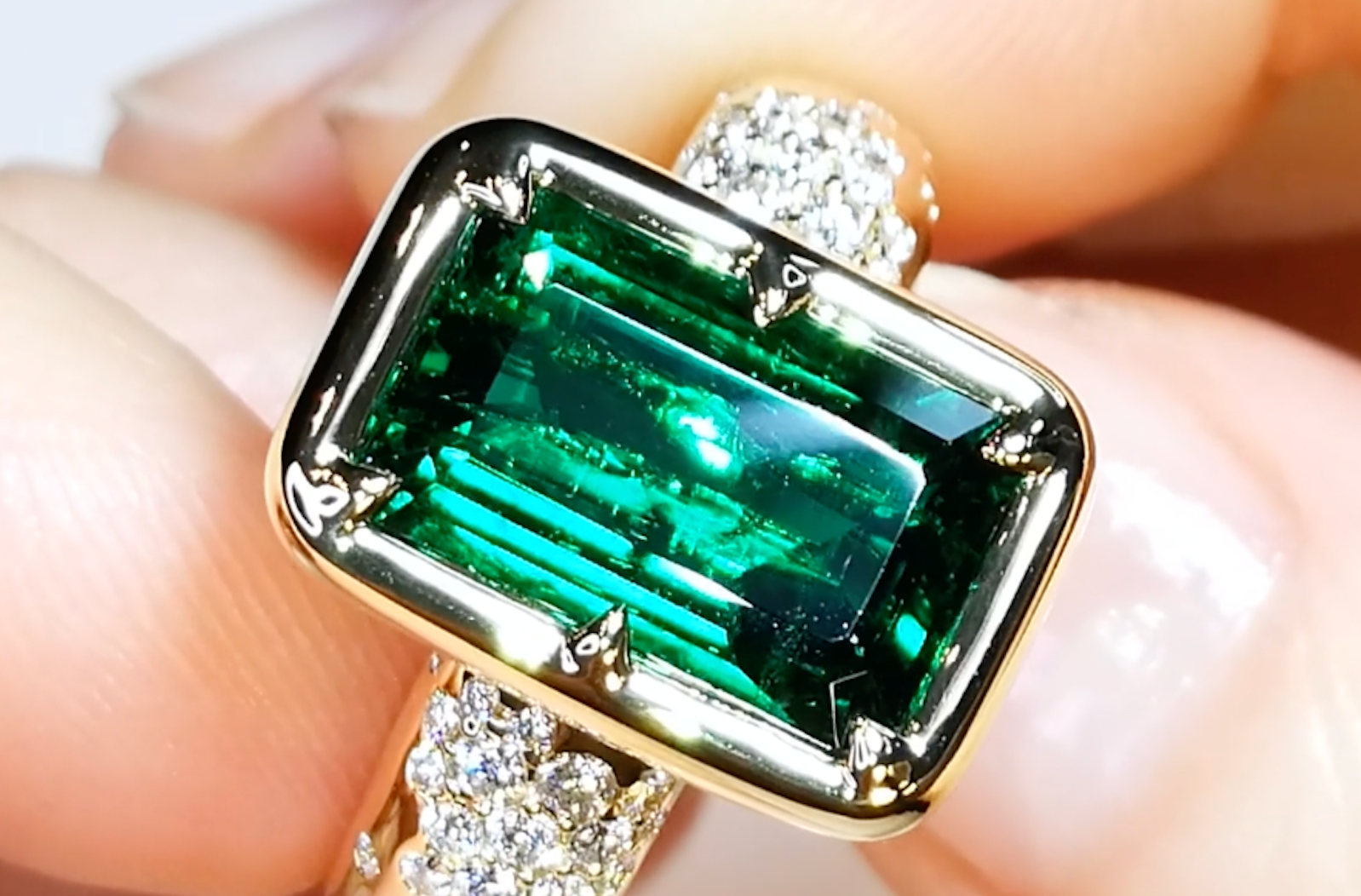 3.49ct russischer Smaragd Ring mit D Flawless Diamanten, eingefasst in 18 Karat Gelbgold