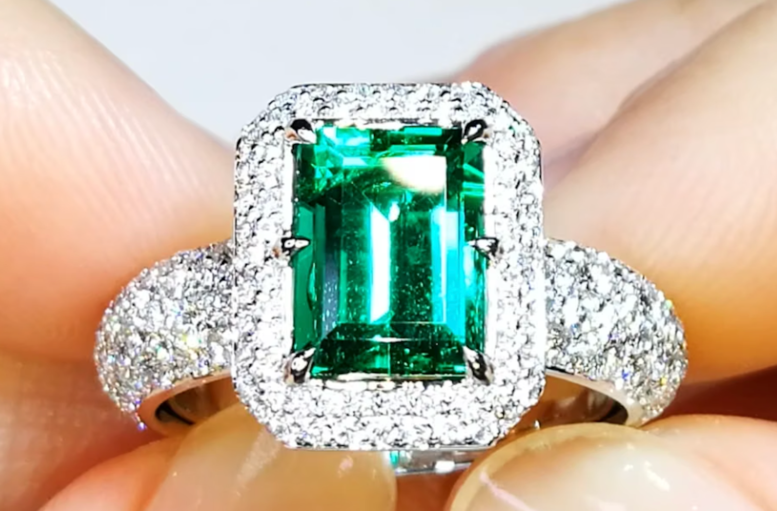 2.20ct Ölfreier Vivd grüner Smaragd Ring mit D Flawless Diamanten, eingefasst in 18 Karat Weissgold