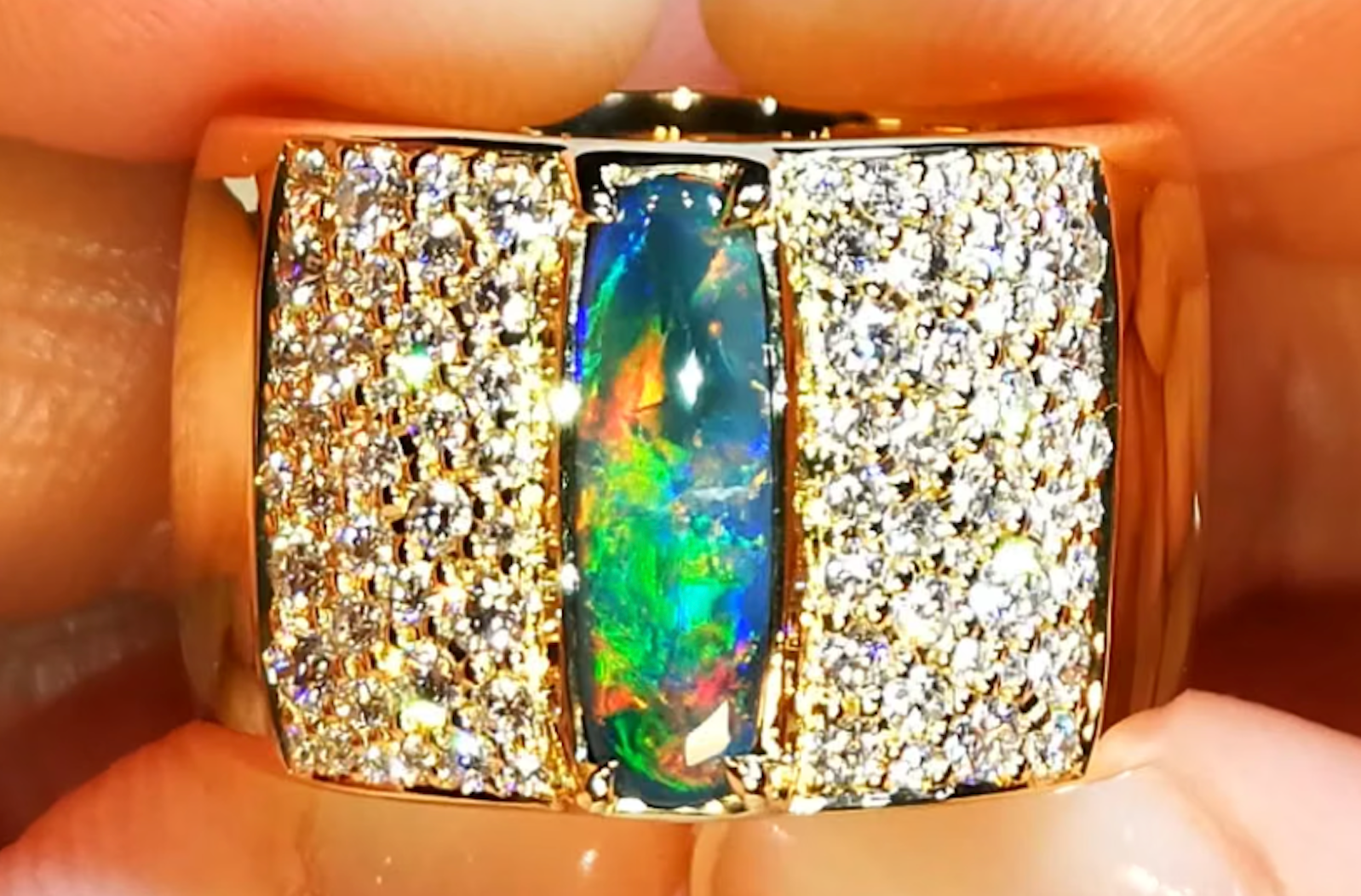 1.48ct Schwarzer Lightning Ridge Opal Ring mit D Flawless Diamanten, eingefasst in 18 Karat Gelbgold