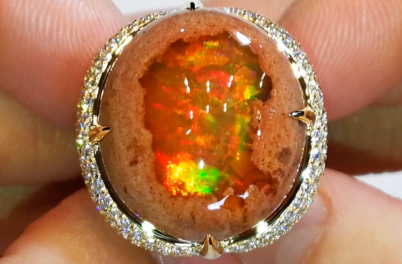 23.66ct Mexikanischer Matrix Opal Ring mit D Flawless Diamanten, eingefasst in 18 Karat Gelbgold