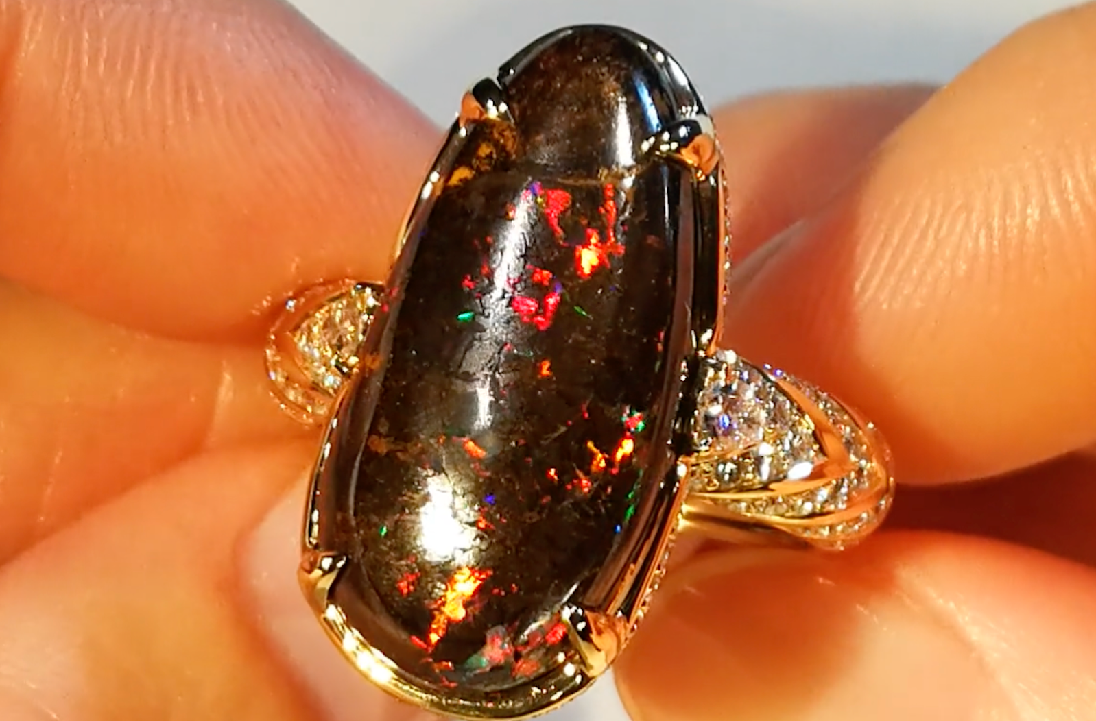 12.57ct Schwarzer Lightning Ridge Fels Opal Ring mit D Flawless Diamanten, eingefasst in 18 Karat Gelbgold