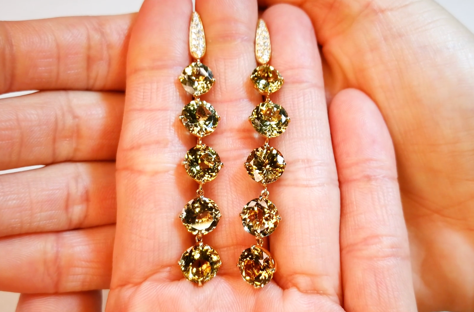18.68ct Nicht erhitzter gelber Tansanit Ohrringe mit D Flawless Diamanten, eingefasst in 18 Karat Gelbgold