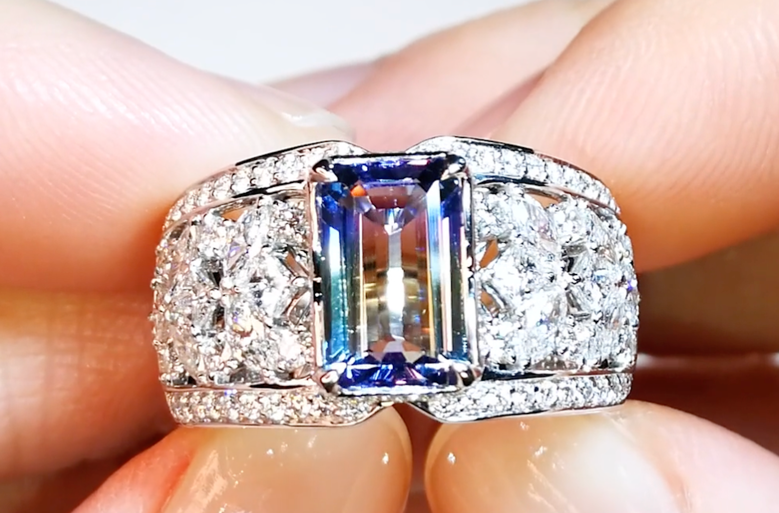 1.99ct Nicht erhitzter zweifarbiger Tansanit Ring mit D Flawless Diamanten, eingefasst in 18 Karat Weissgold