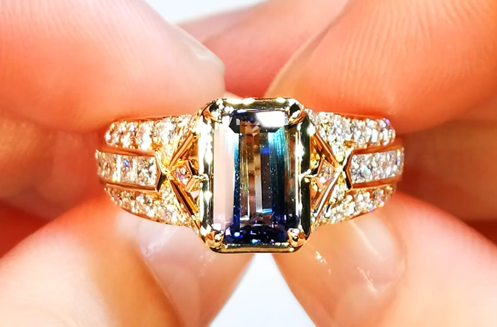 2.29ct Nicht erhitzter zweifarbiger Tansanit Ring mit D Flawless Diamanten, eingefasst in 18 Karat Gelbgold