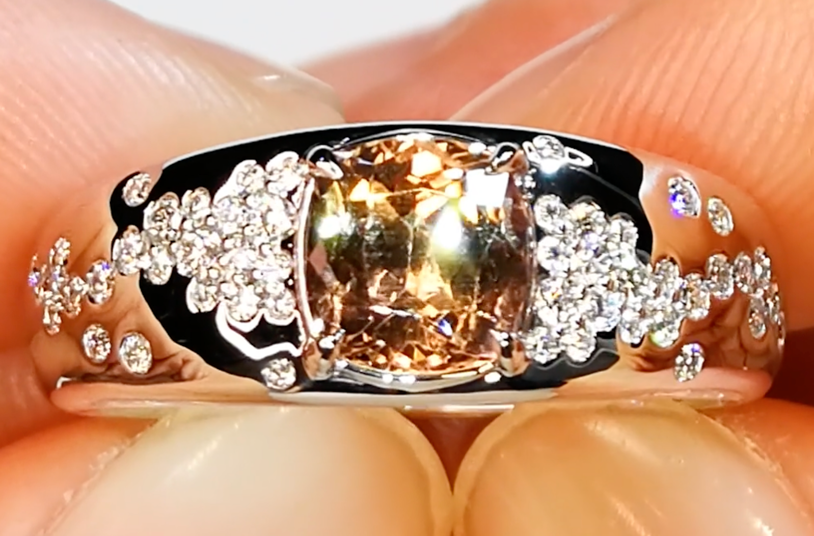 1.30ct pinker Tansanit Ring mit D Flawless Diamanten, eingefasst in 18 Karat Weissgold