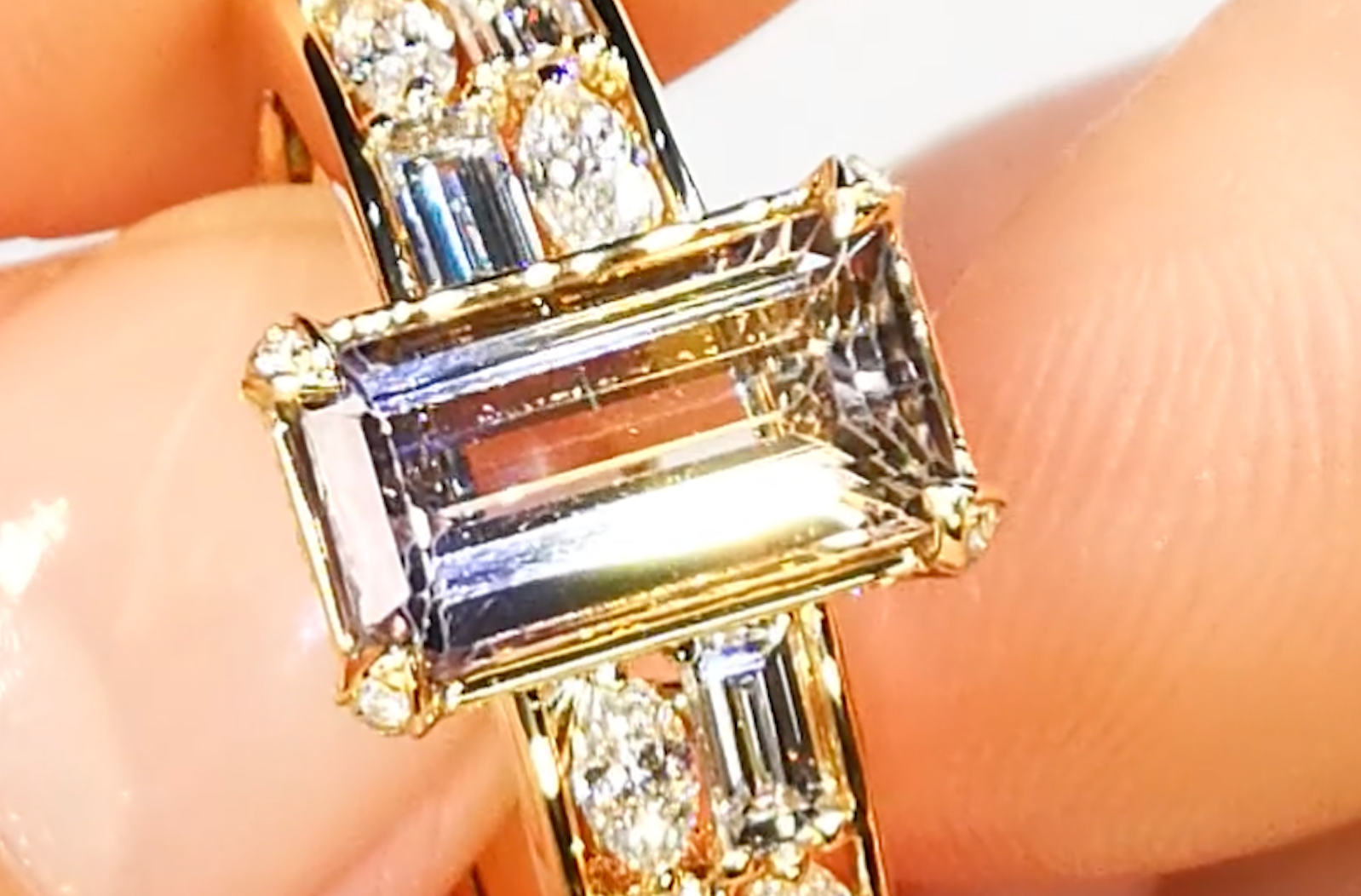 2.48ct Nicht erhitzter zweifarbiger Tansanit Ring mit D Flawless Diamanten, eingefasst in 18 Karat Gelbgold