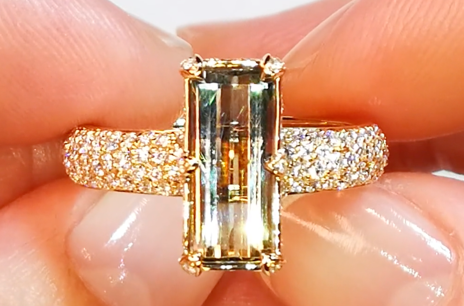 2.51ct Nicht erhitzter zweifarbiger Tansanit Ring mit D Flawless Diamanten, eingefasst in 18 Karat Gelbgold
