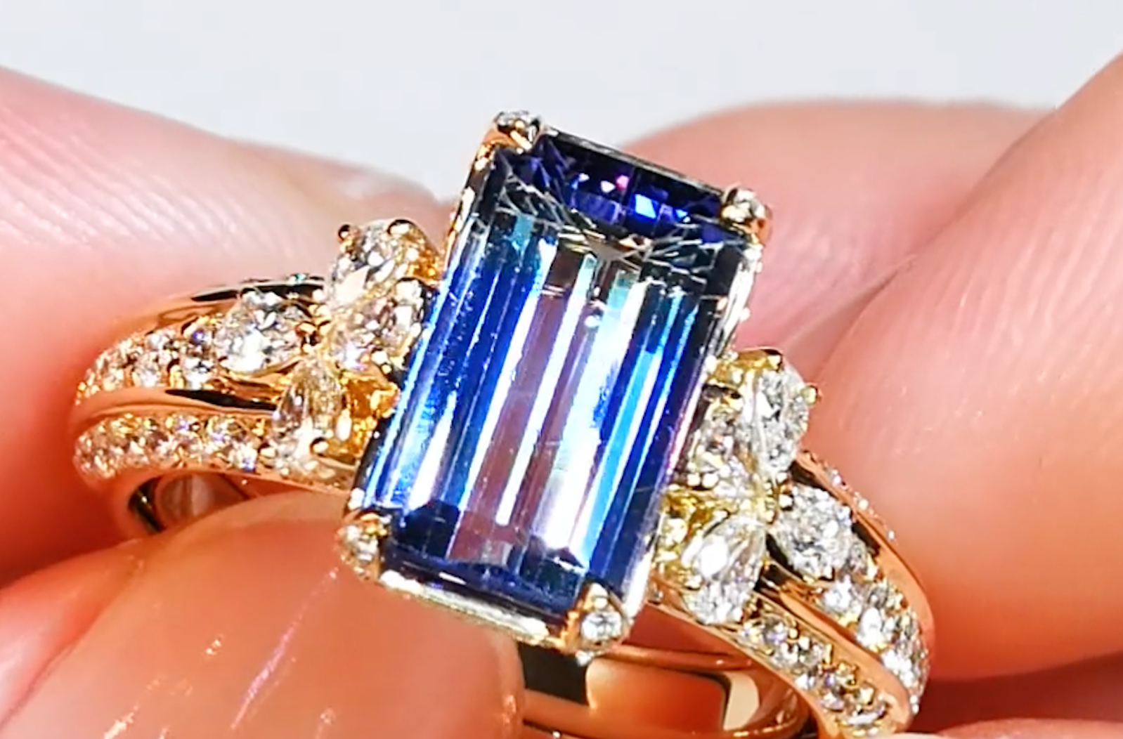 3.16ct Nicht erhitzter zweifarbiger Tansanit Ring mit D Flawless Diamanten, eingefasst in 18 Karat Gelbgold