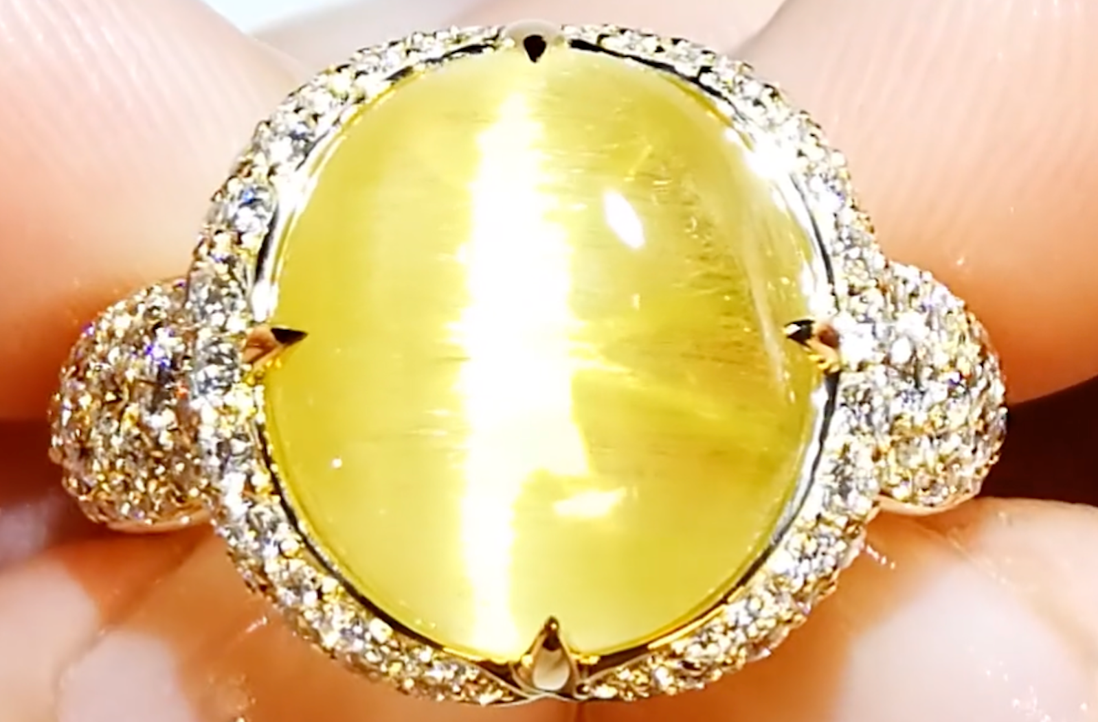 8.21ct Neon Katzenauge Danburit Ring mit D Flawless Diamanten, eingefasst in 18 Karat Gelbgold