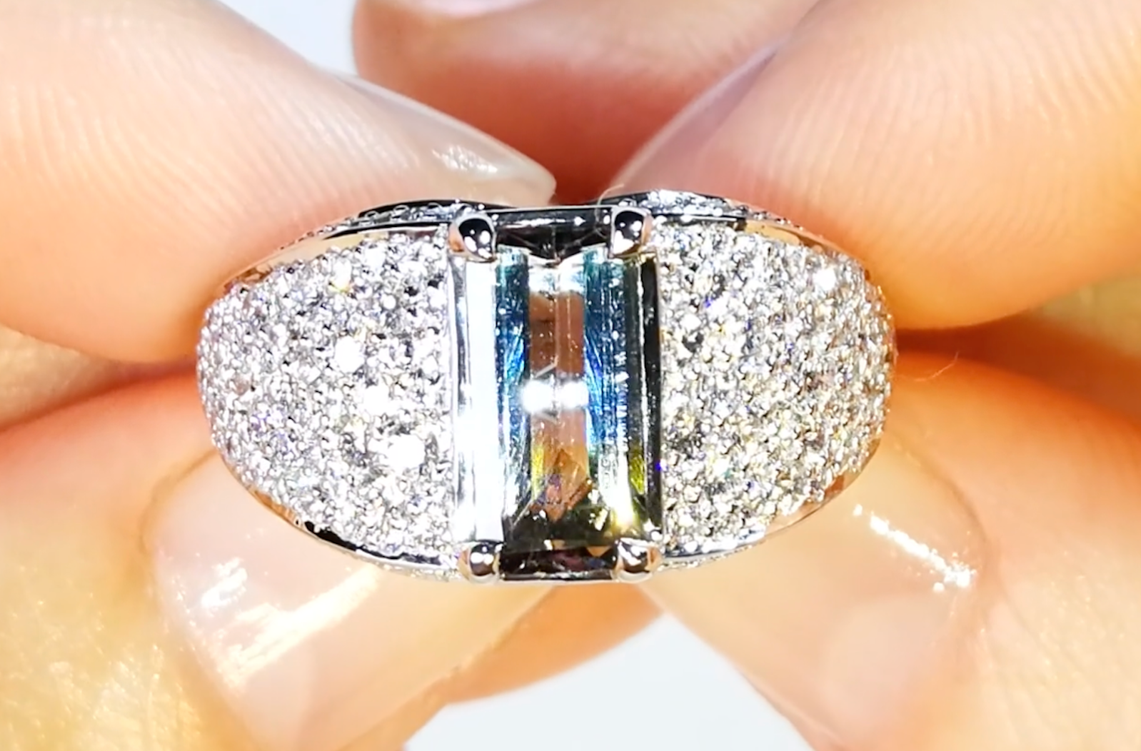 1.73ct zweifarbiger Tansanit Ring mit D Flawless Diamanten, eingefasst in 18 Karat Weissgold