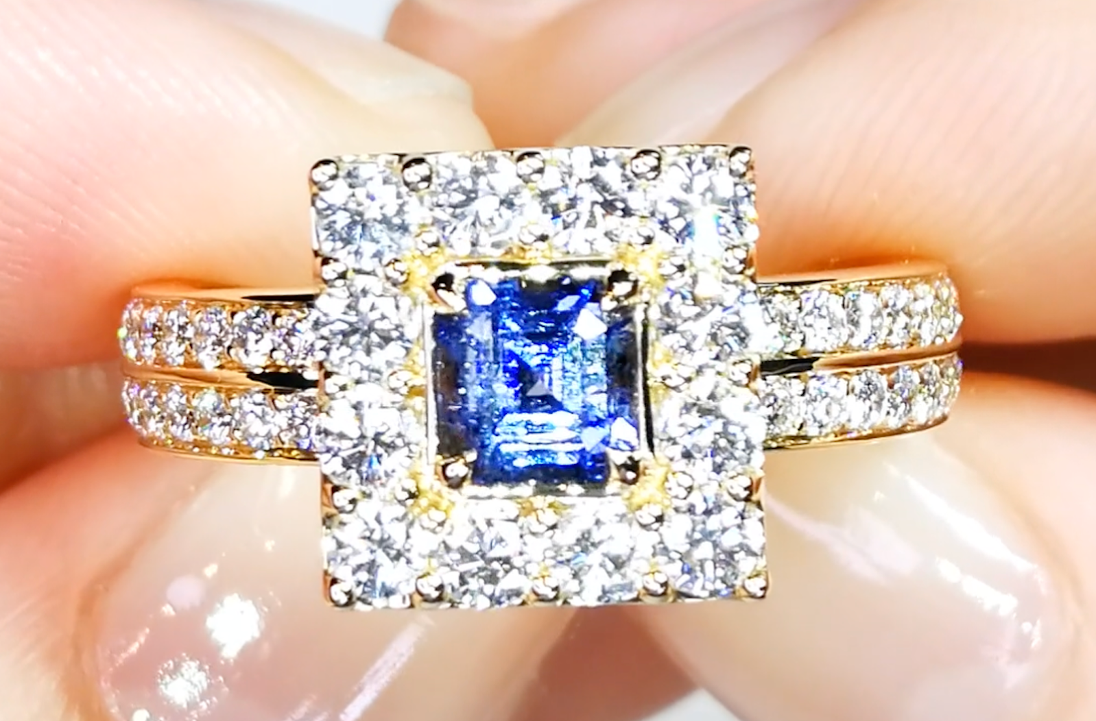 0.79ct Dumortierit Ring mit D Flawless Diamanten, eingefasst in 18 Karat Gelbgold