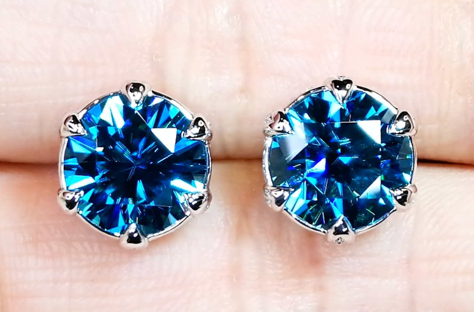 13.28ct blauer Zirkon Ohrringe mit D Flawless Diamanten, eingefasst in 18 Karat Weissgold