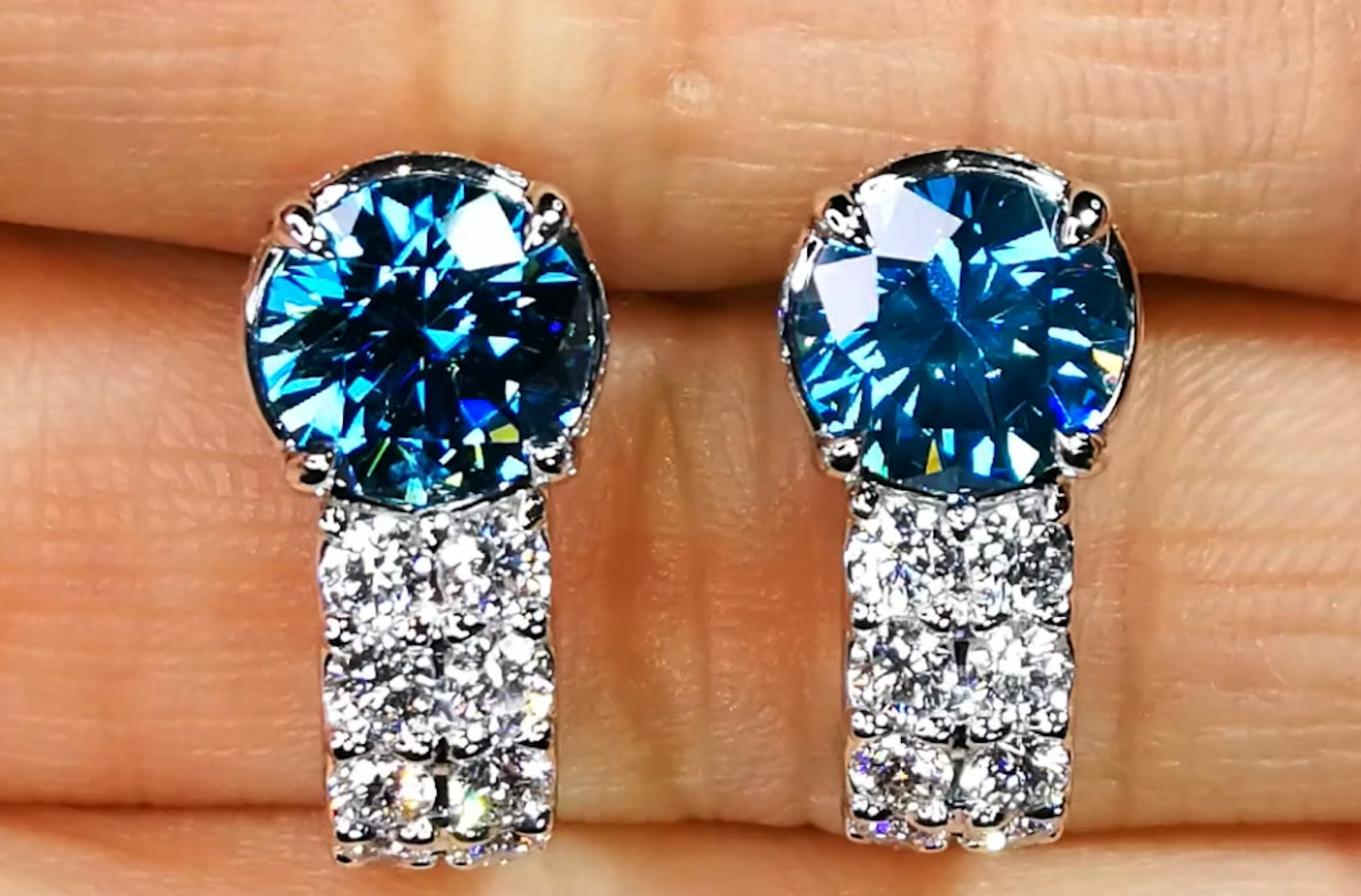 6.56ct blauer Zirkon Ohrringe mit D Flawless Diamanten, eingefasst in 18 Karat Weissgold