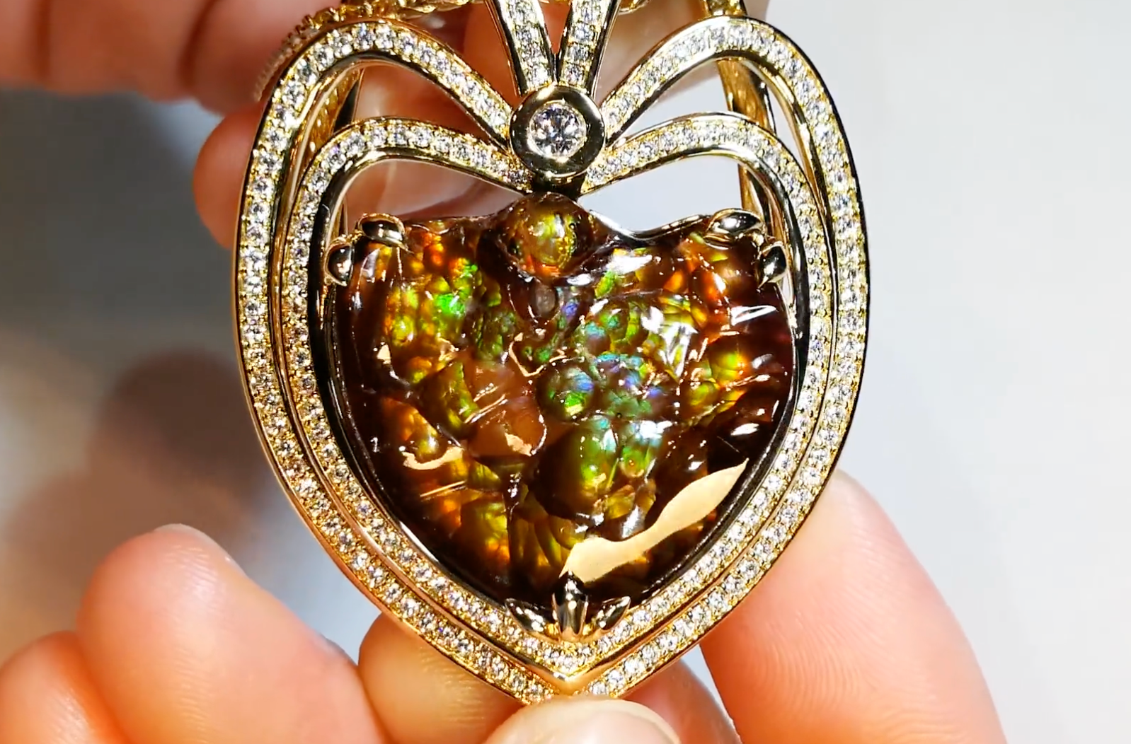 41.94ct Arizona Feuer Achat Halskette mit D Flawless Diamanten, eingefasst in 18 Karat Gelbgold