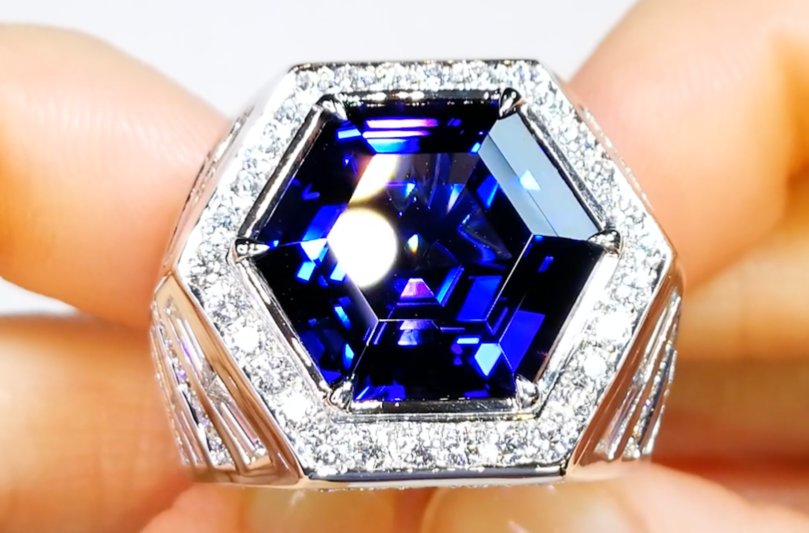 13.66ct Tansanit Ring mit D Flawless Diamanten, eingefasst in 18 Karat Weissgold